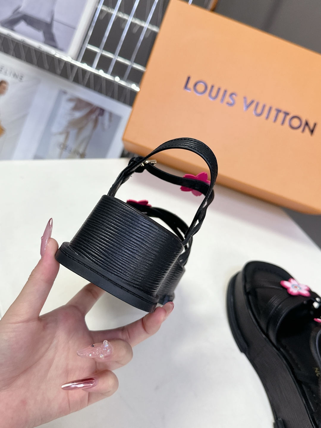 Louis Vuitton 路易威登 MAYA FLATFORM凉鞋✖️村上隆️联名款
    本款 