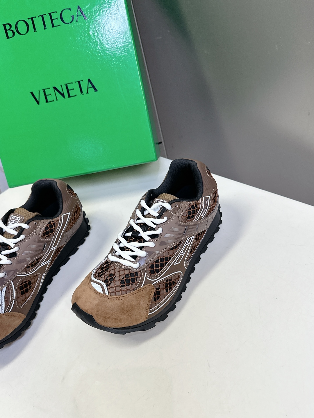  Bottega Veneta Orbit运动鞋 王一博 同款 情侣款老爹鞋
Runner运动鞋，采用轻