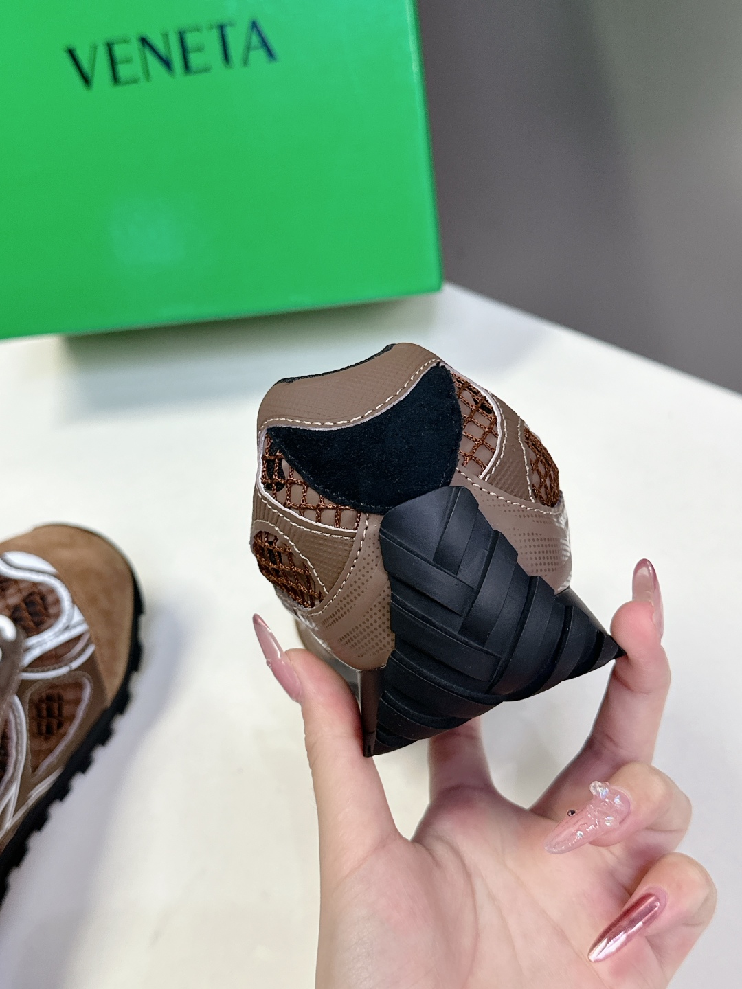  Bottega Veneta Orbit运动鞋 王一博 同款 情侣款老爹鞋
Runner运动鞋，采用轻