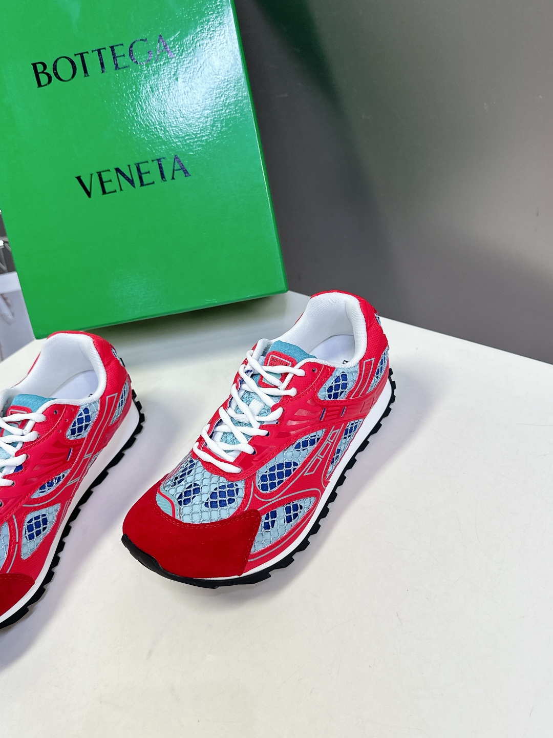  Bottega Veneta Orbit运动鞋 王一博 同款 情侣款老爹鞋
Runner运动鞋，采用轻