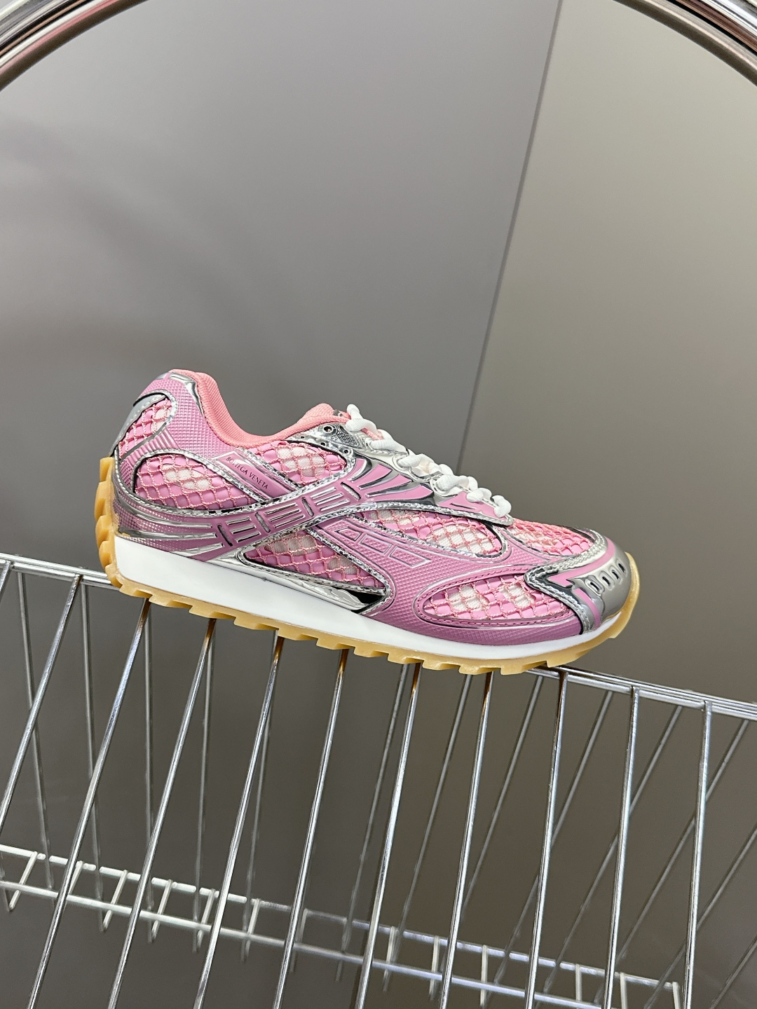  Bottega Veneta Orbit运动鞋 王一博 同款 情侣款老爹鞋
Runner运动鞋，采用轻