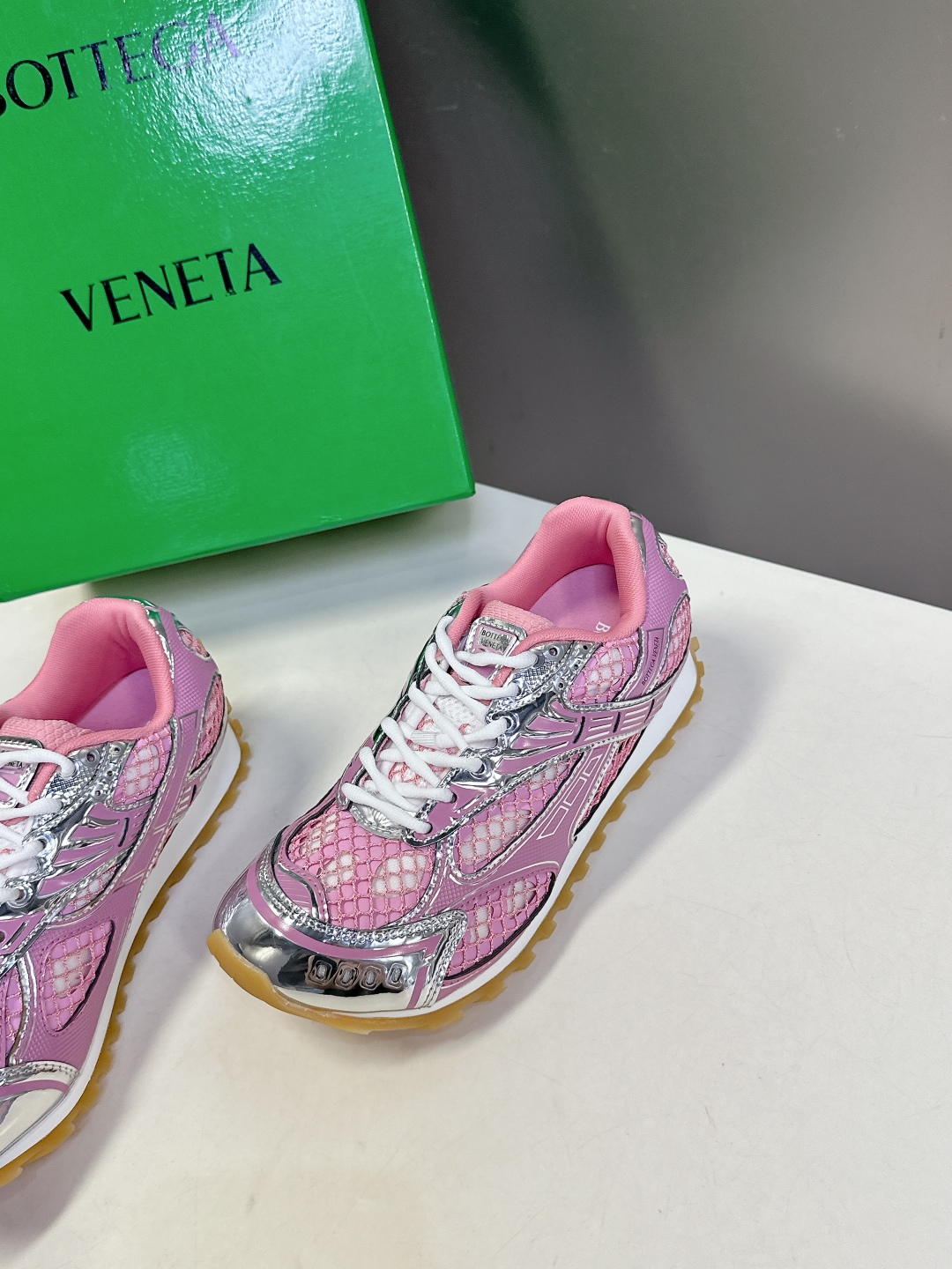  Bottega Veneta Orbit运动鞋 王一博 同款 情侣款老爹鞋
Runner运动鞋，采用轻