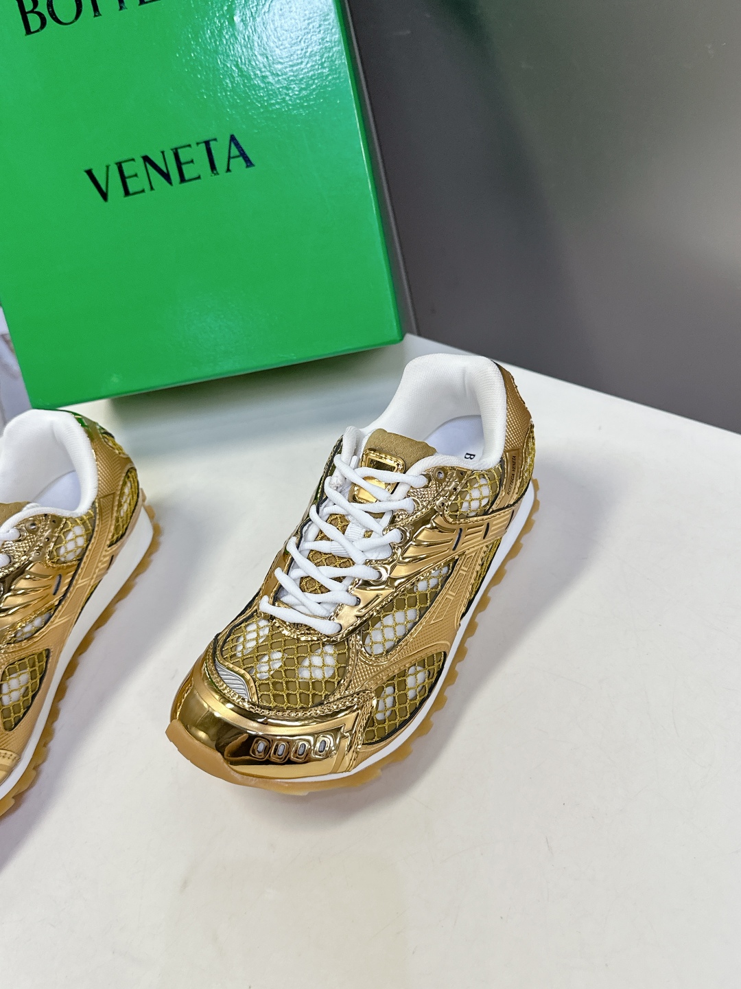 Bottega Veneta Orbit运动鞋 王一博 同款 情侣款老爹鞋
Runner运动鞋，采用轻