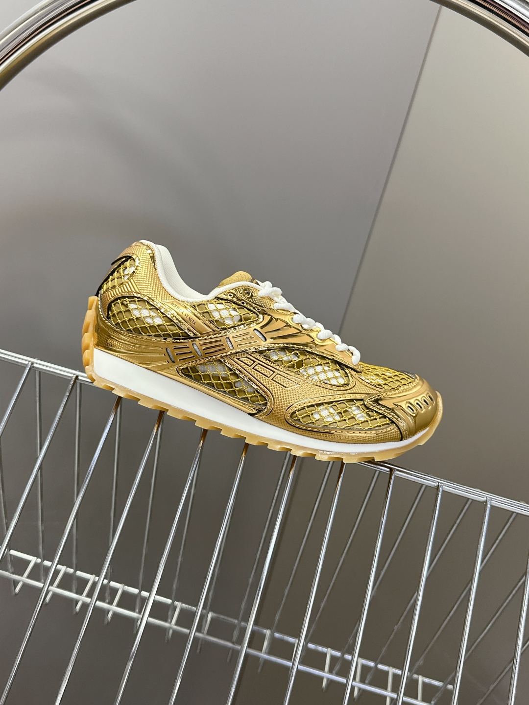  Bottega Veneta Orbit运动鞋 王一博 同款 情侣款老爹鞋
Runner运动鞋，采用轻