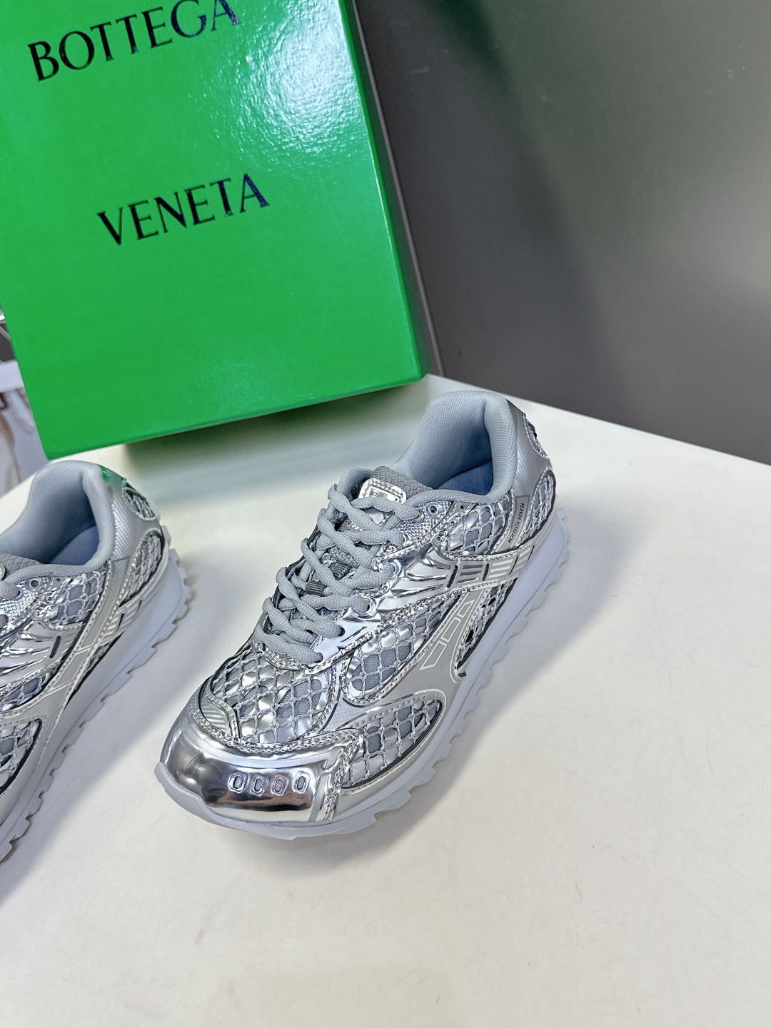  Bottega Veneta Orbit运动鞋 王一博 同款 情侣款老爹鞋
Runner运动鞋，采用轻