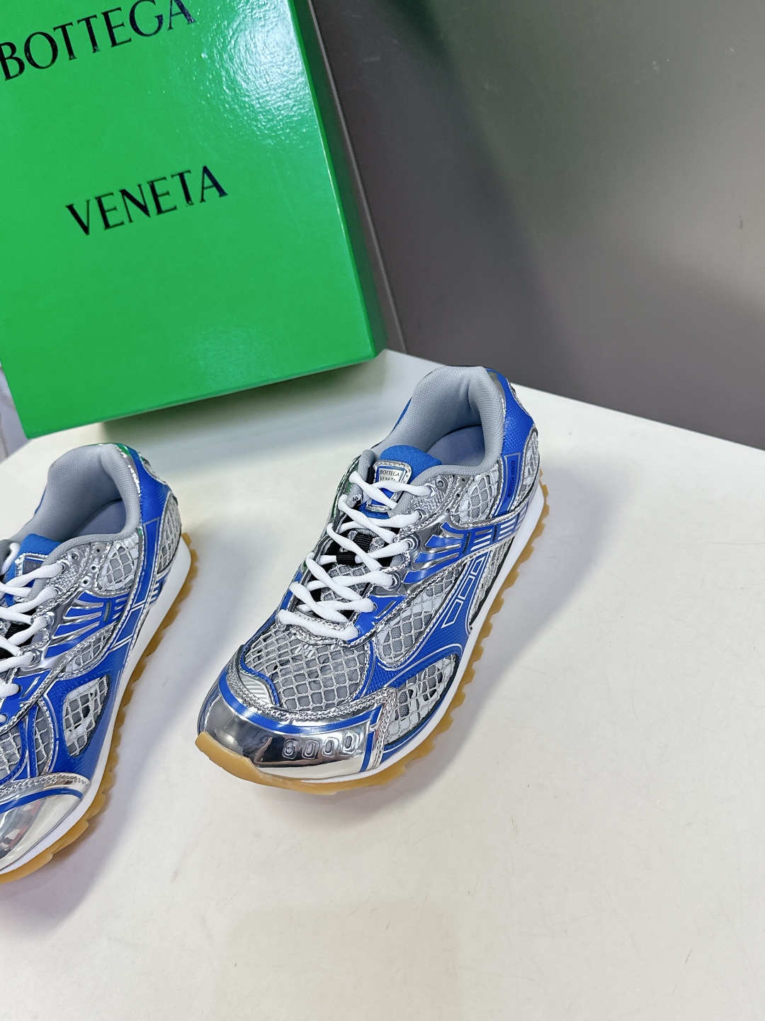  Bottega Veneta Orbit运动鞋 王一博 同款 情侣款老爹鞋
Runner运动鞋，采用轻
