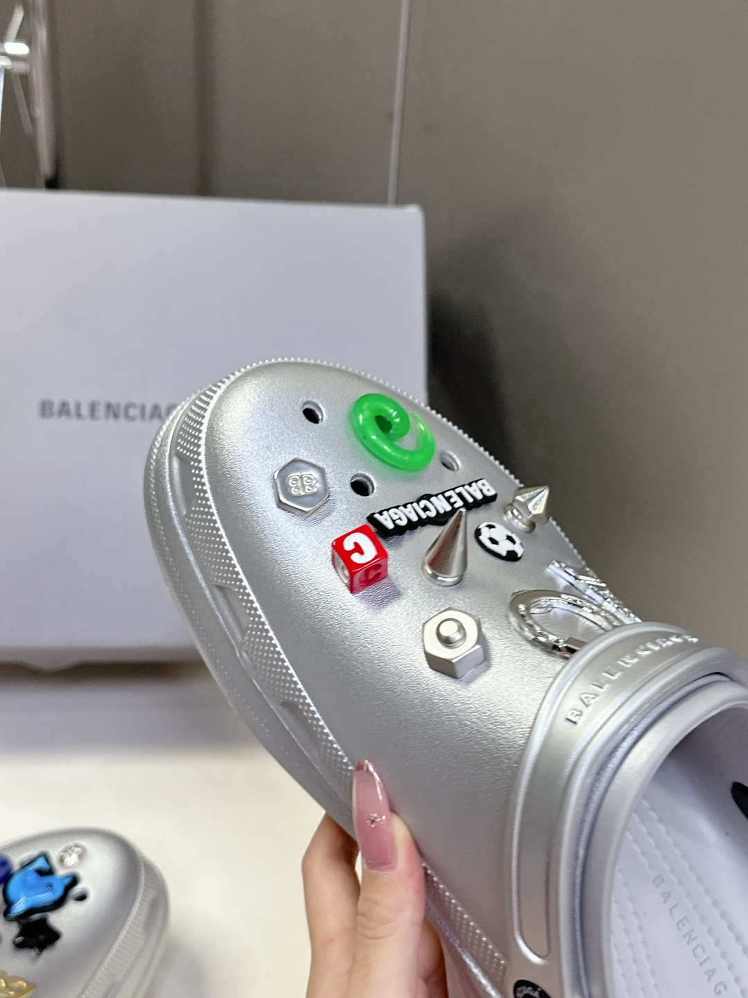 男装➕10 巴黎世家Balenciaga 春夏最新情侣款洞洞鞋，25春季新款黑马单品,海内外时尚博主纷纷