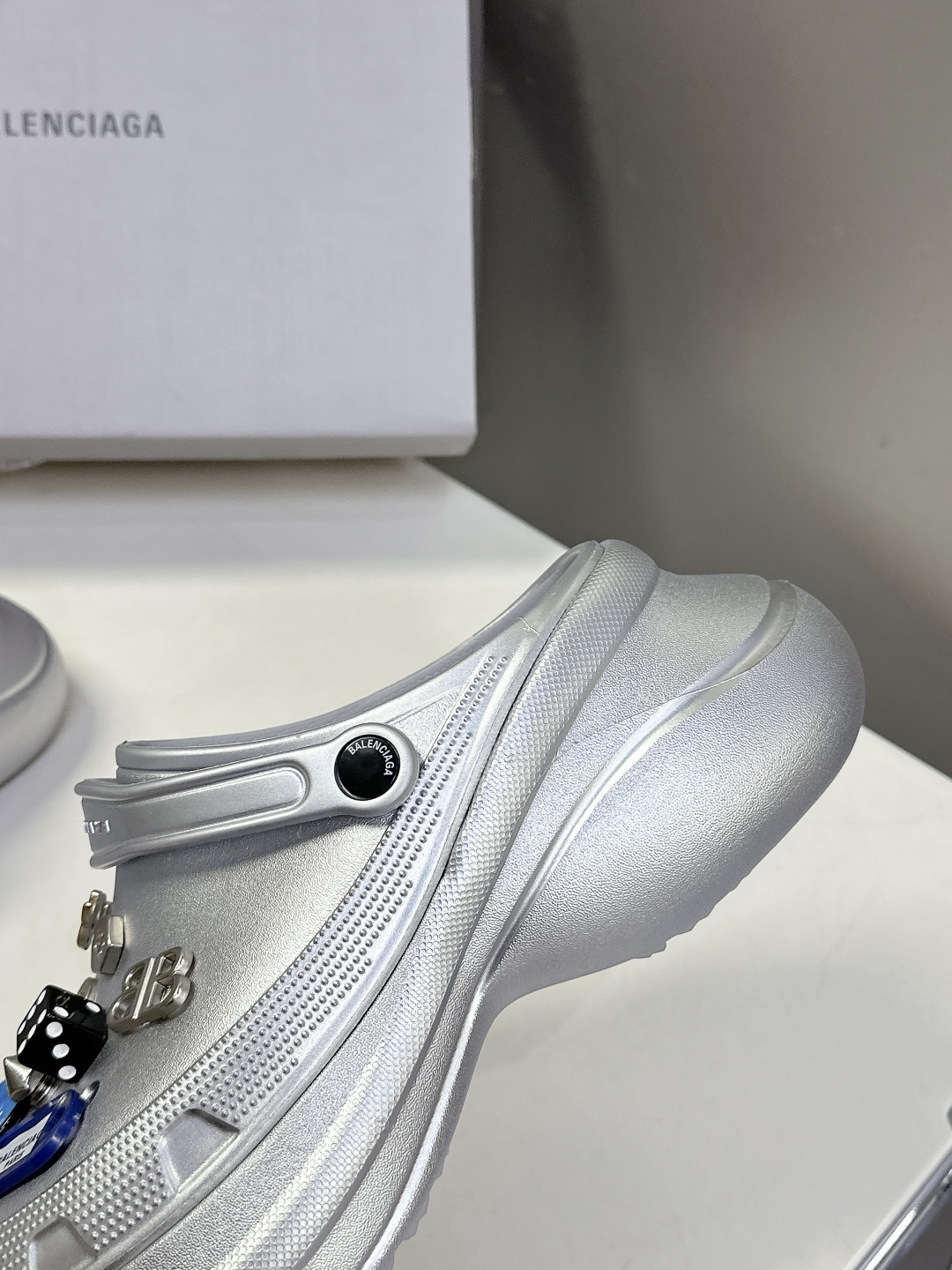 男装➕10 巴黎世家Balenciaga 春夏最新情侣款洞洞鞋，25春季新款黑马单品,海内外时尚博主纷纷