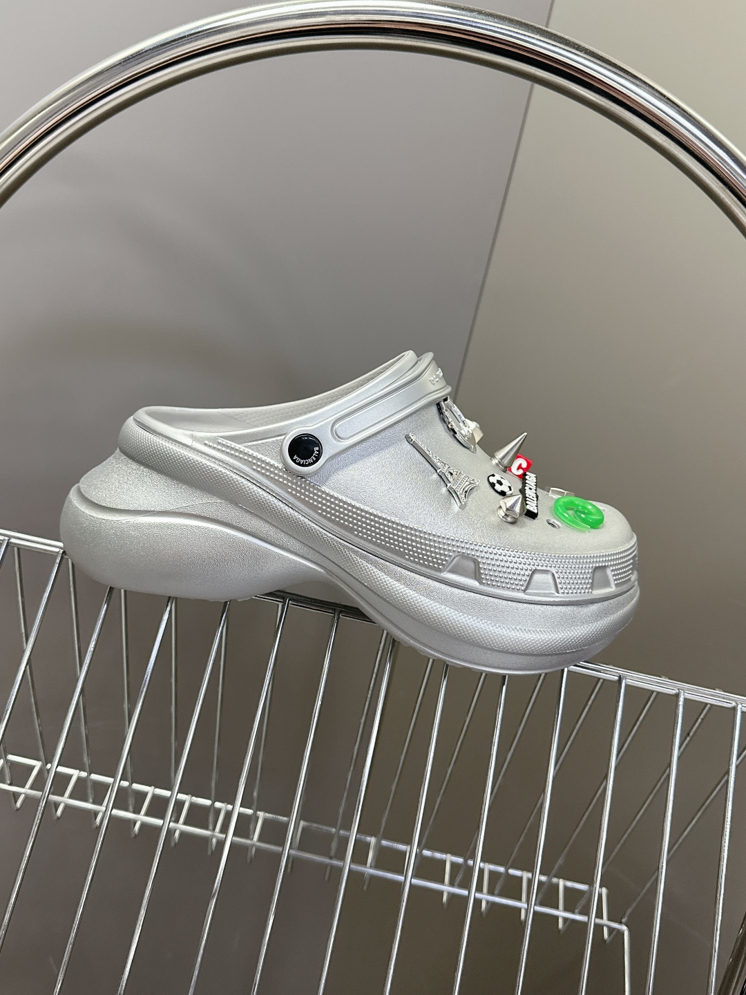 男装➕10 巴黎世家Balenciaga 春夏最新情侣款洞洞鞋，25春季新款黑马单品,海内外时尚博主纷纷