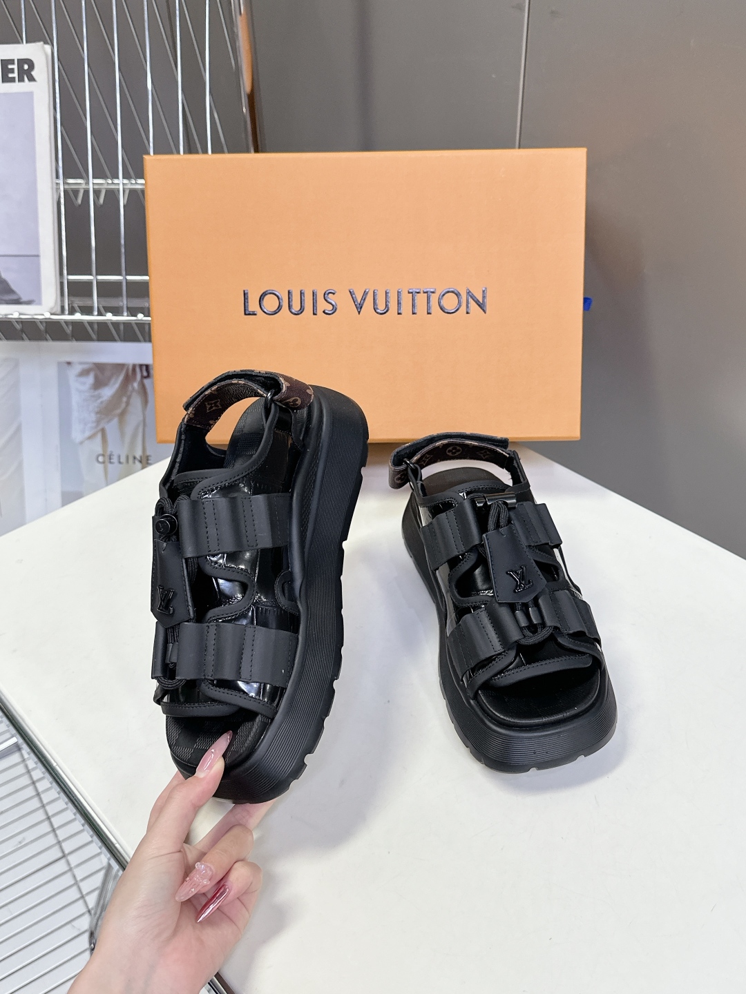  Louis Vuitton 路易威登 MAYA FLATFORM 凉鞋‼️
      本款 Maya