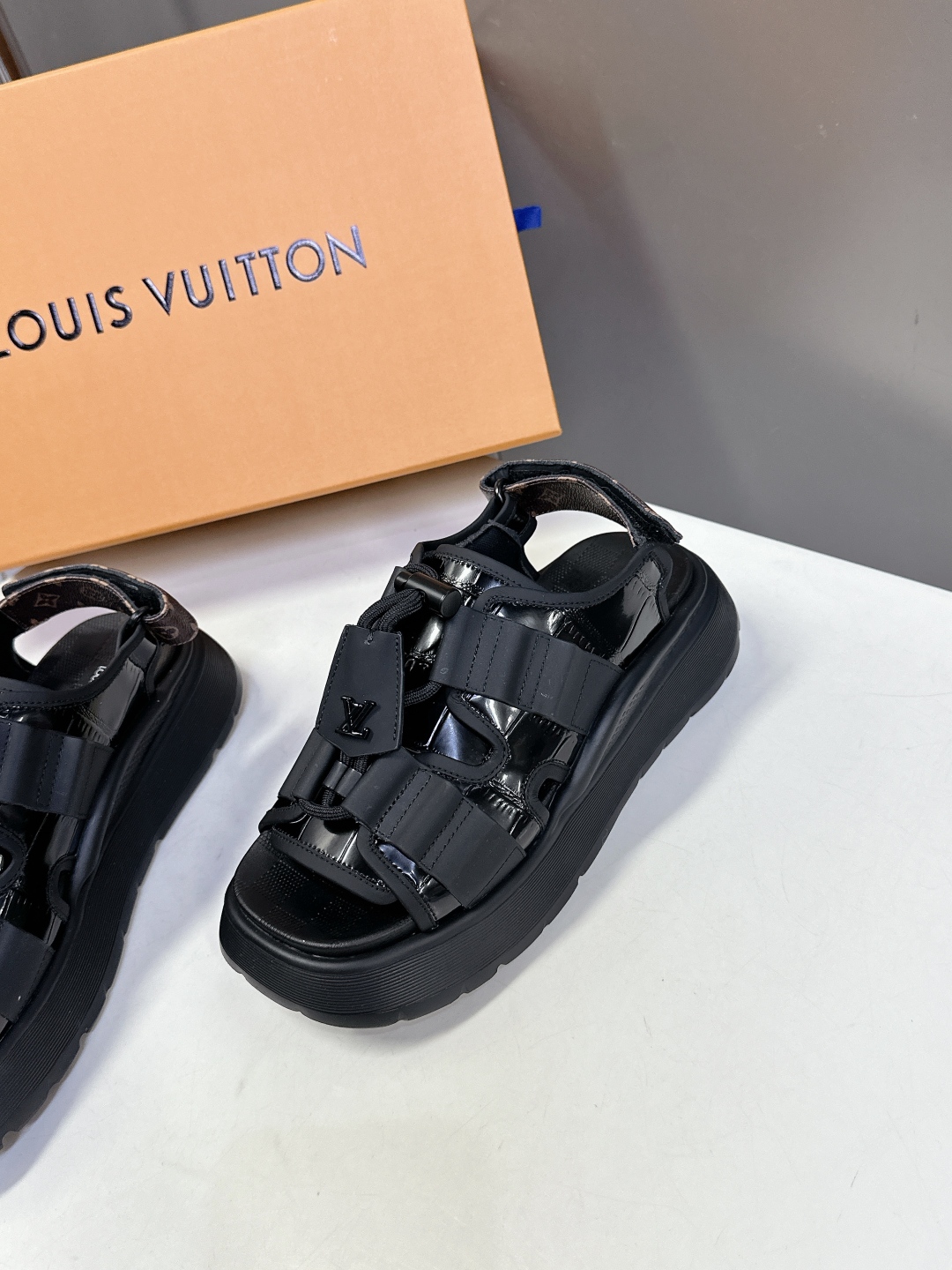  Louis Vuitton 路易威登 MAYA FLATFORM 凉鞋‼️
      本款 Maya