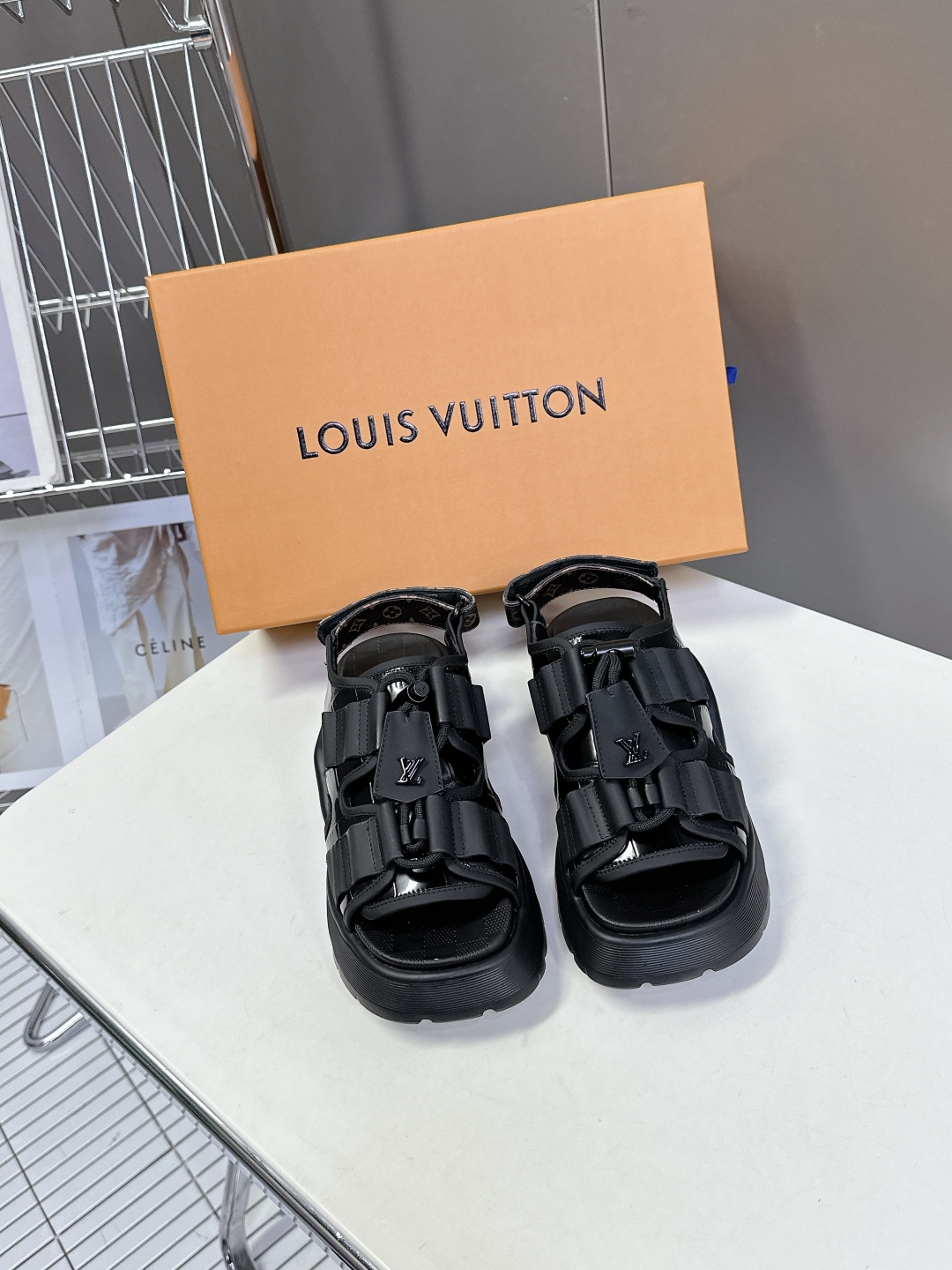 Louis Vuitton 路易威登 MAYA FLATFORM 凉鞋‼️
      本款 Maya