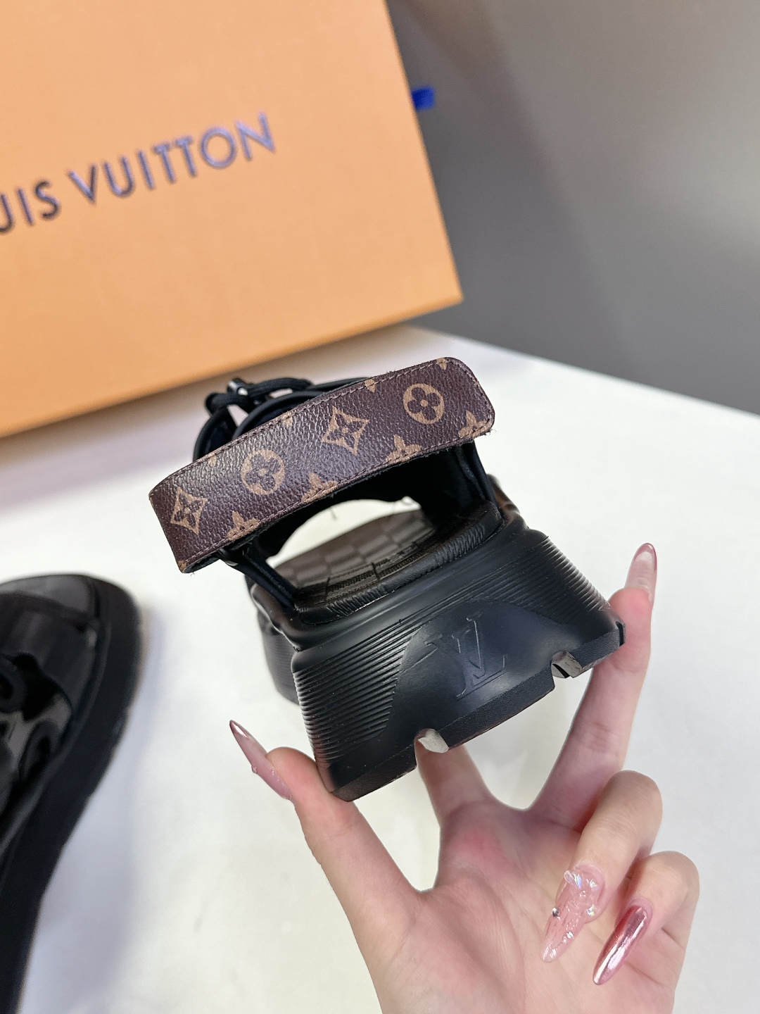  Louis Vuitton 路易威登 MAYA FLATFORM 凉鞋‼️
      本款 Maya