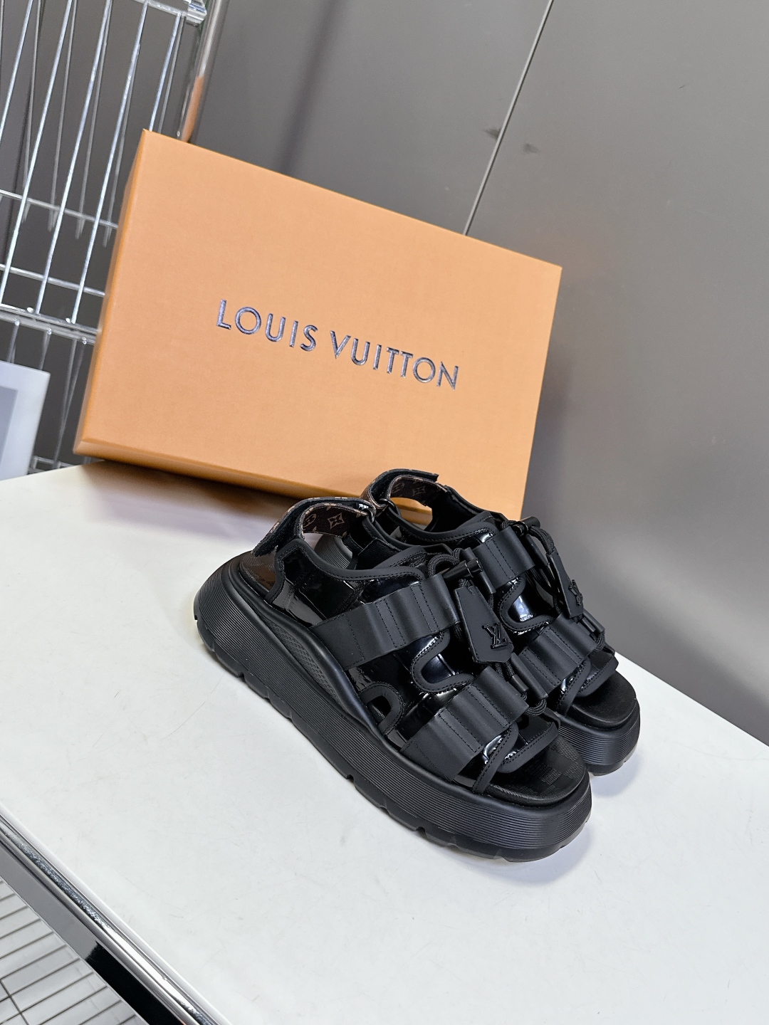  Louis Vuitton 路易威登 MAYA FLATFORM 凉鞋‼️
      本款 Maya