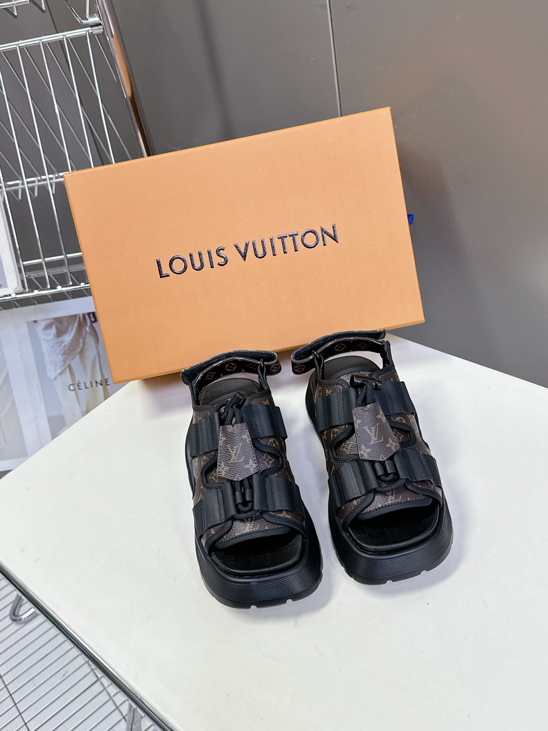  Louis Vuitton 路易威登 MAYA FLATFORM 凉鞋‼️
      本款 Maya
