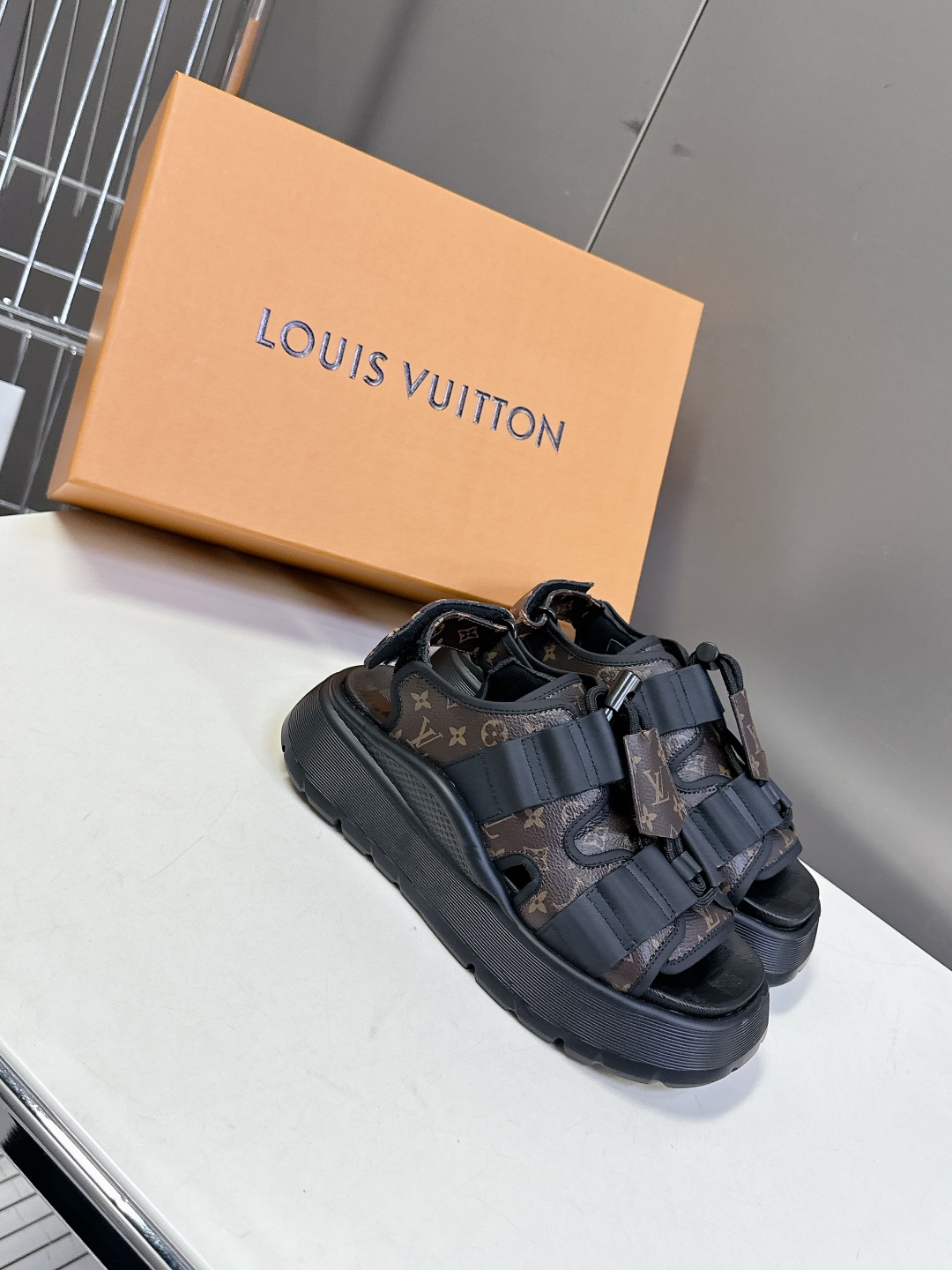  Louis Vuitton 路易威登 MAYA FLATFORM 凉鞋‼️
      本款 Maya