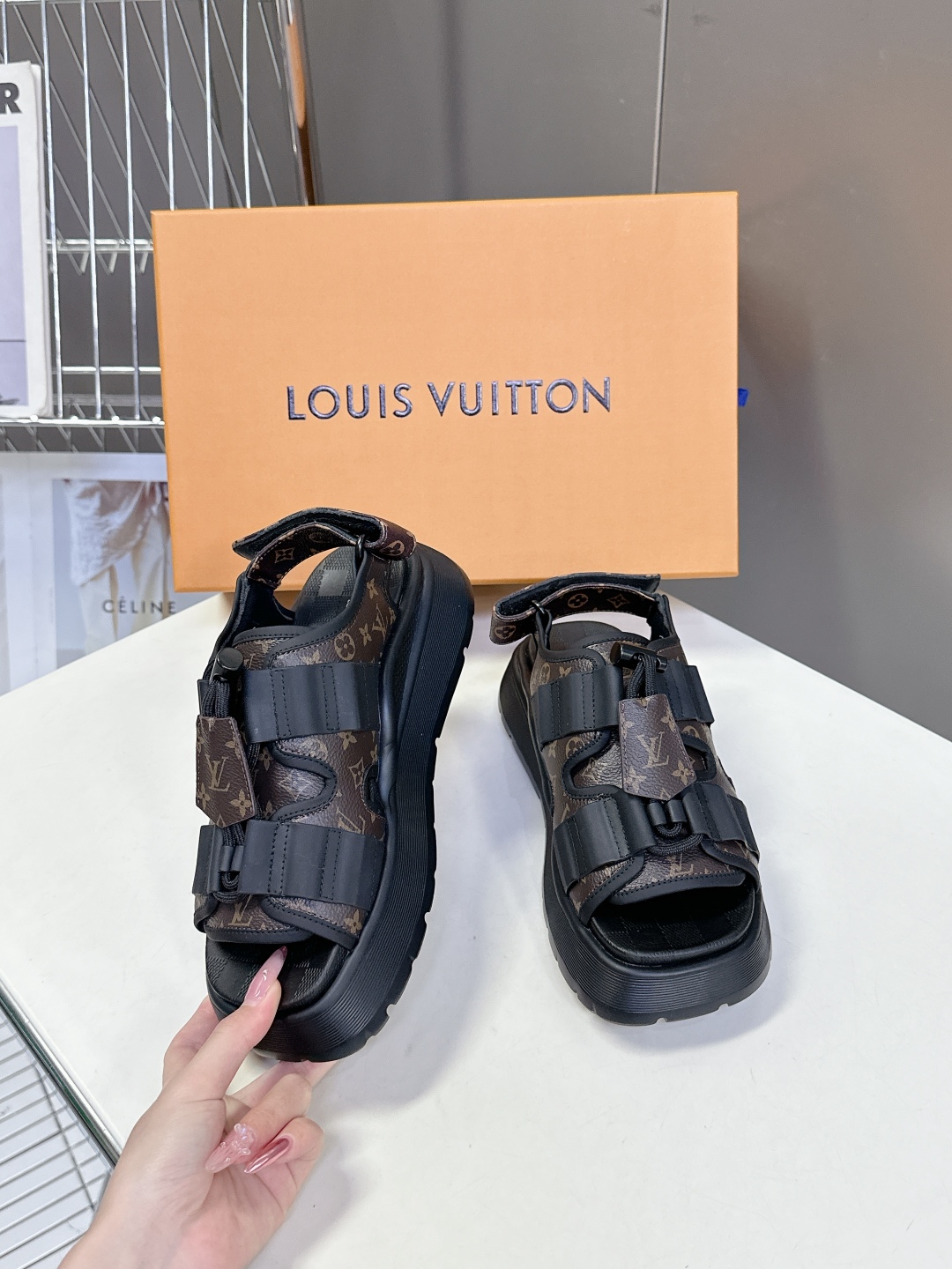  Louis Vuitton 路易威登 MAYA FLATFORM 凉鞋‼️
      本款 Maya
