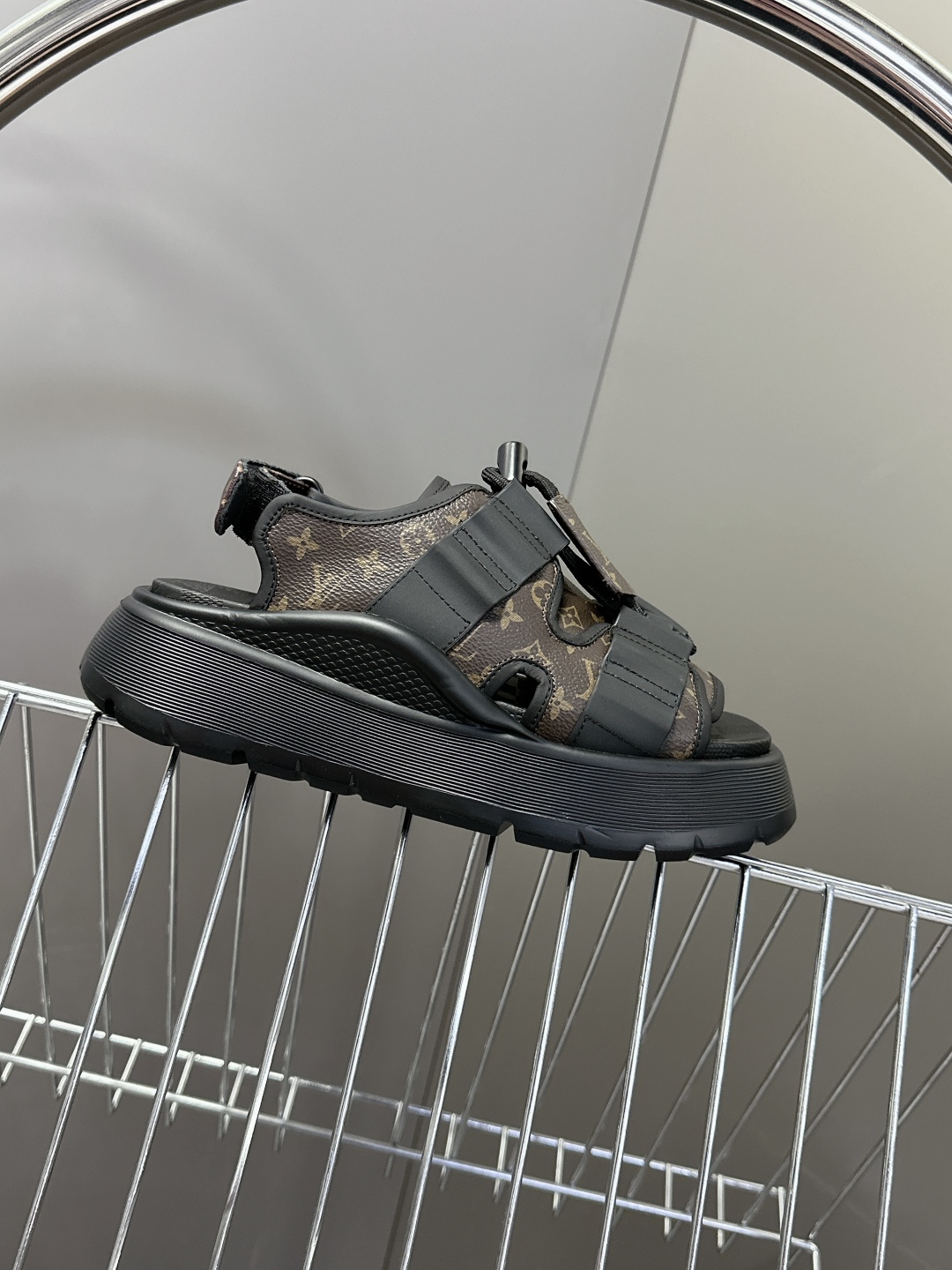  Louis Vuitton 路易威登 MAYA FLATFORM 凉鞋‼️
      本款 Maya