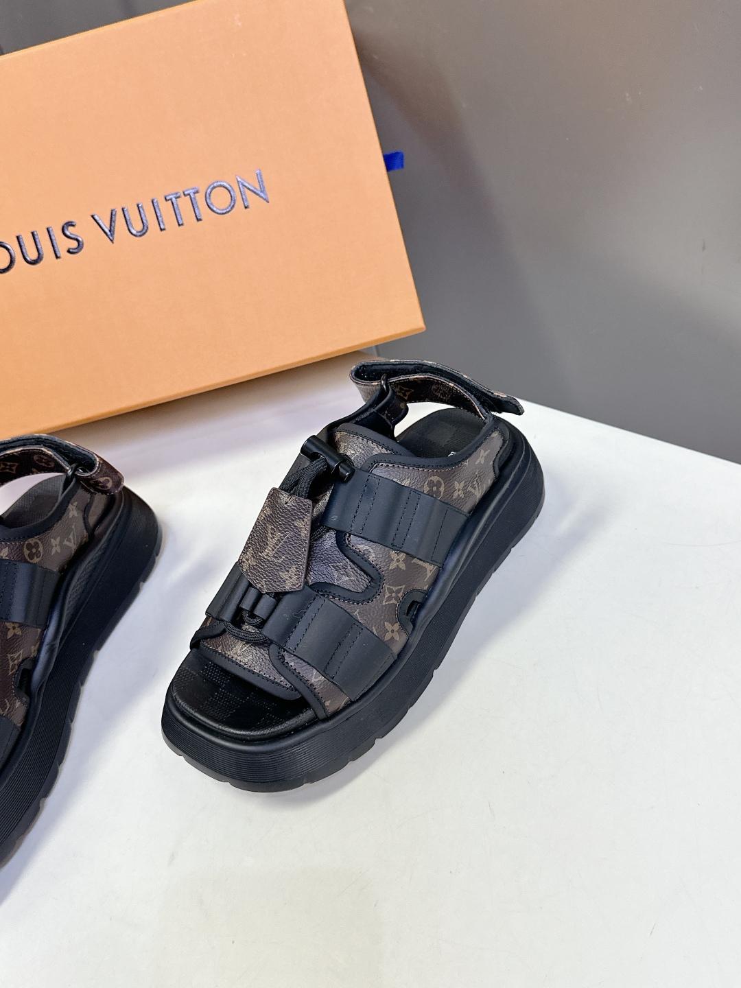  Louis Vuitton 路易威登 MAYA FLATFORM 凉鞋‼️
      本款 Maya