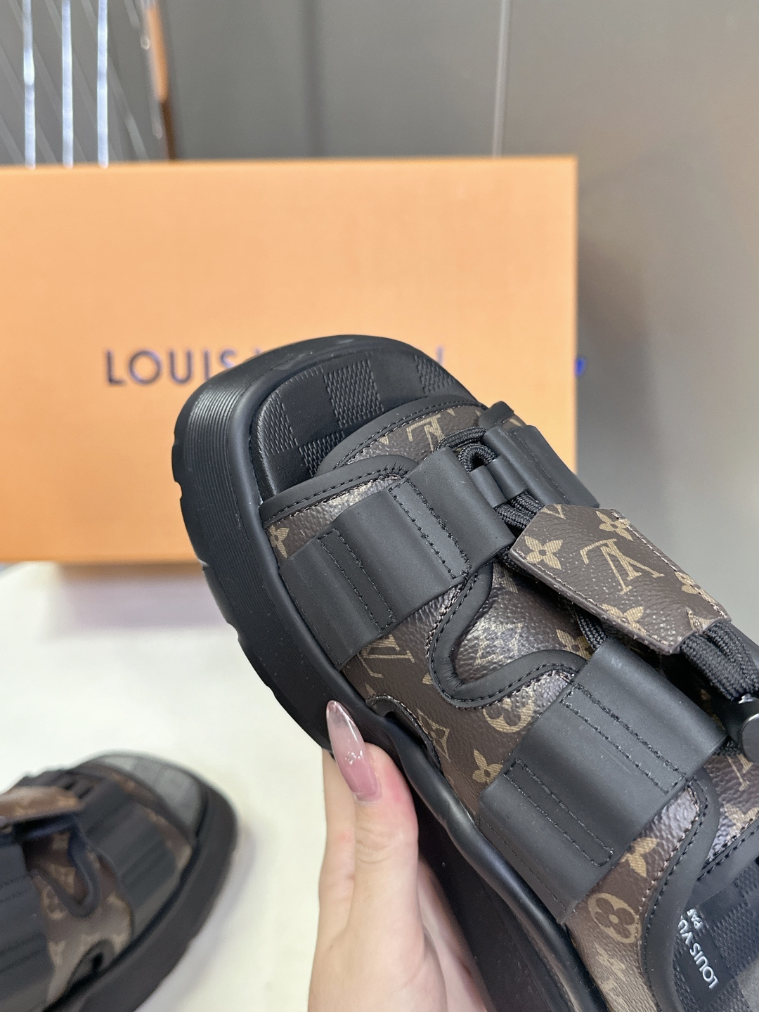 Louis Vuitton 路易威登 MAYA FLATFORM 凉鞋‼️
      本款 Maya