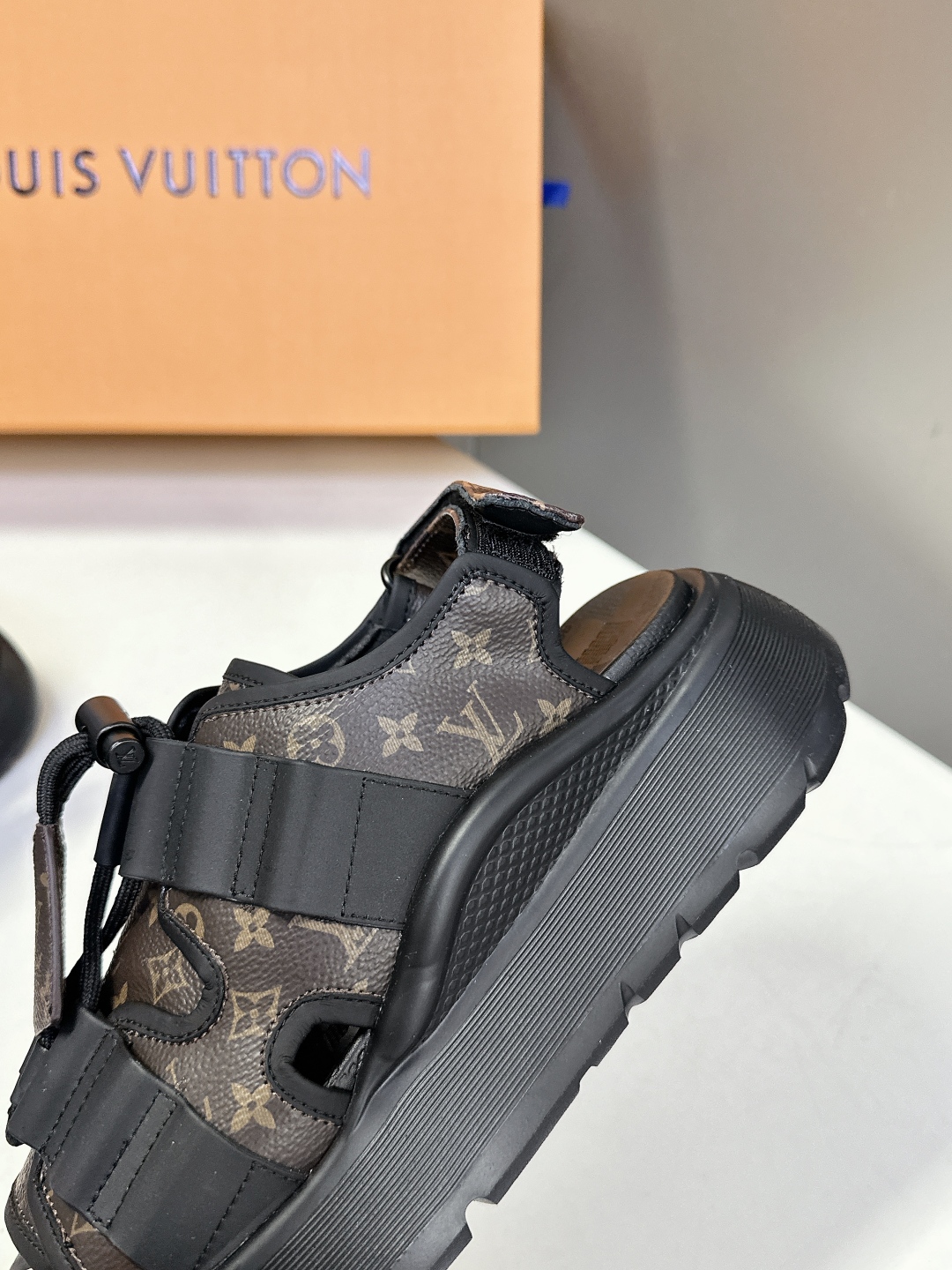  Louis Vuitton 路易威登 MAYA FLATFORM 凉鞋‼️
      本款 Maya