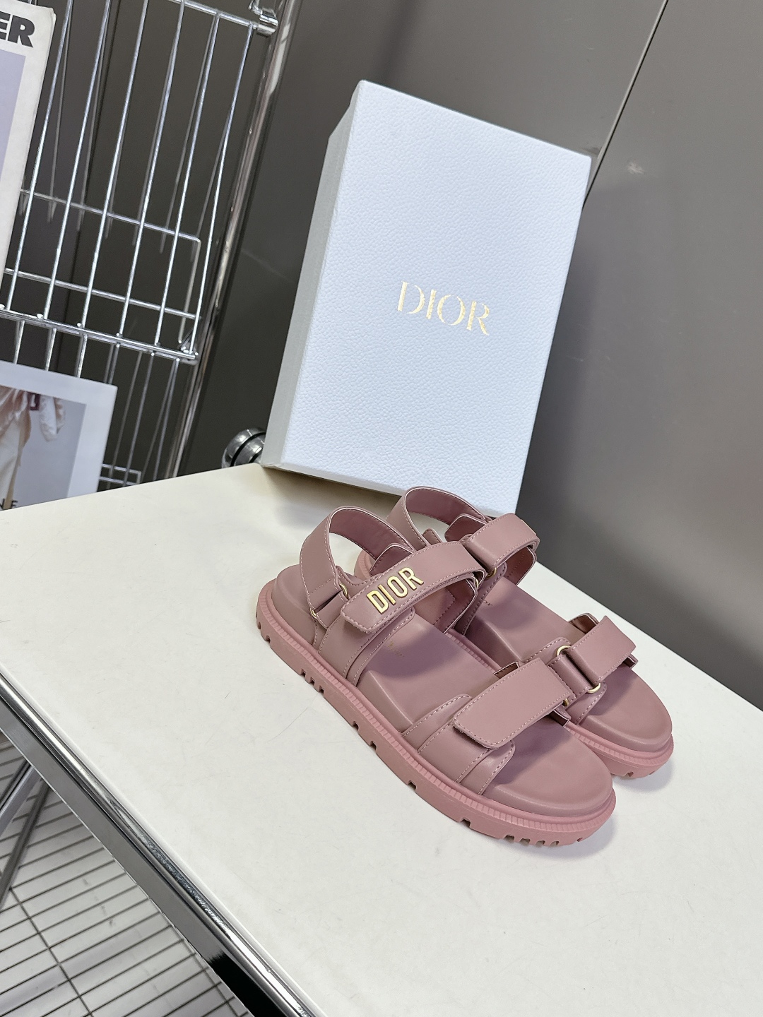  Dior迪奥春夏最新款魔术贴凉鞋、超多明星网红种草、夏天必备 经典的版型设计➕上迪奥LOGO五金点缀、