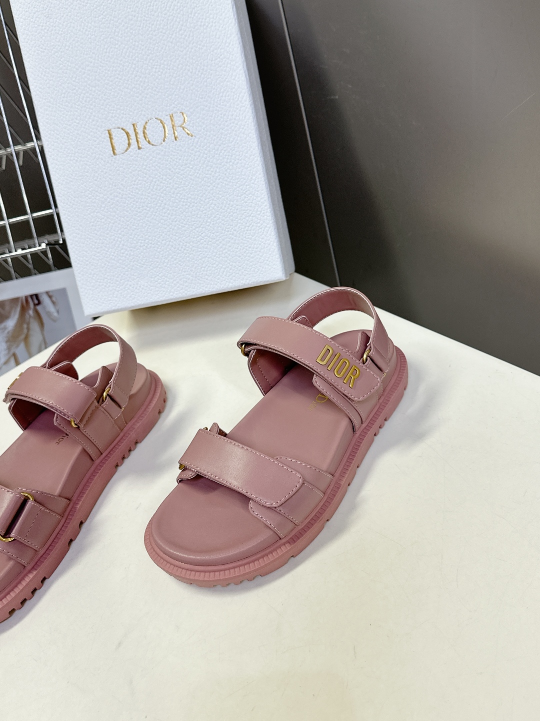  Dior迪奥春夏最新款魔术贴凉鞋、超多明星网红种草、夏天必备 经典的版型设计➕上迪奥LOGO五金点缀、
