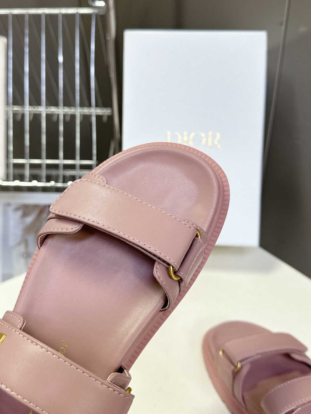  Dior迪奥春夏最新款魔术贴凉鞋、超多明星网红种草、夏天必备 经典的版型设计➕上迪奥LOGO五金点缀、