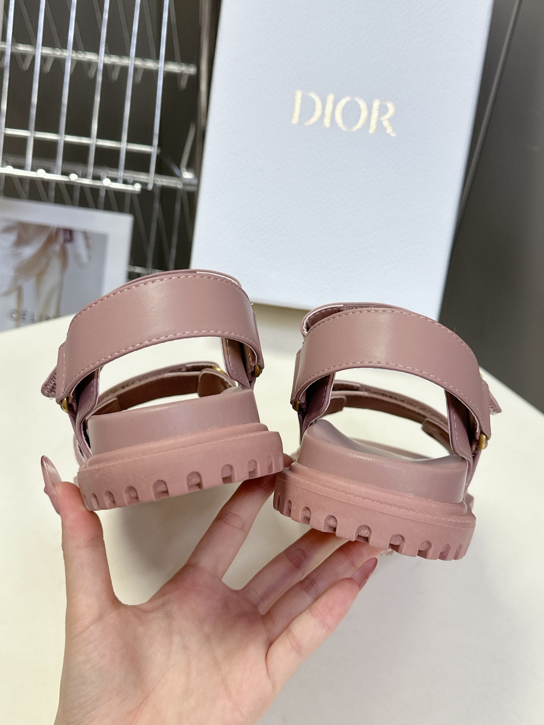  Dior迪奥春夏最新款魔术贴凉鞋、超多明星网红种草、夏天必备 经典的版型设计➕上迪奥LOGO五金点缀、