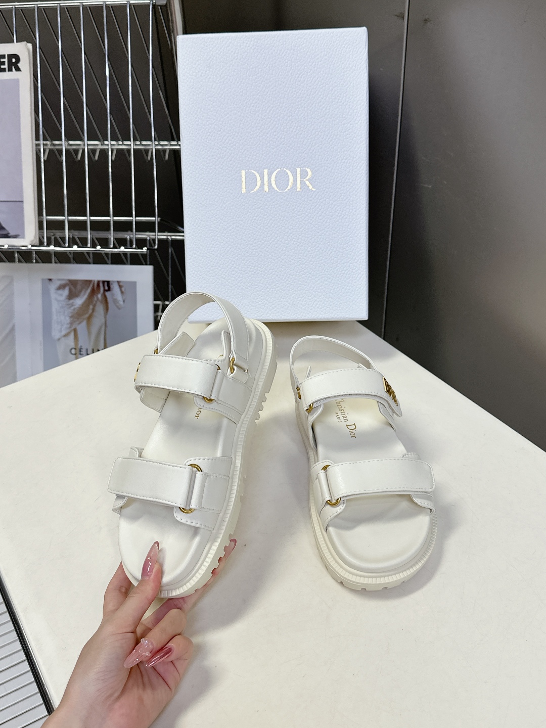  Dior迪奥春夏最新款魔术贴凉鞋、超多明星网红种草、夏天必备 经典的版型设计➕上迪奥LOGO五金点缀、