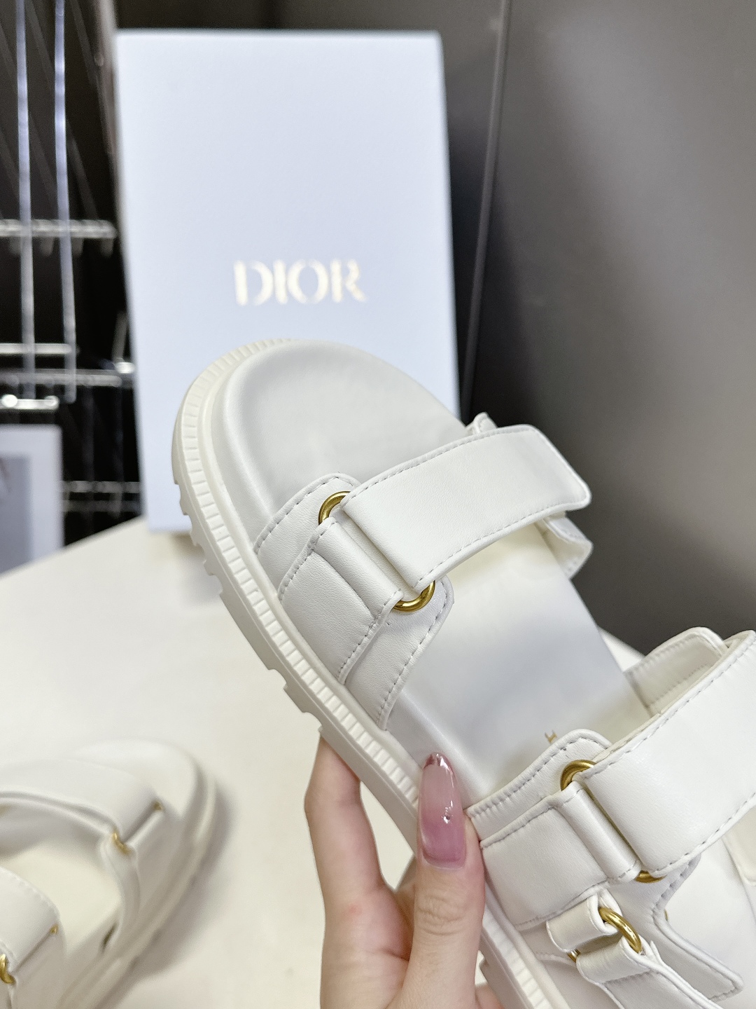  Dior迪奥春夏最新款魔术贴凉鞋、超多明星网红种草、夏天必备 经典的版型设计➕上迪奥LOGO五金点缀、