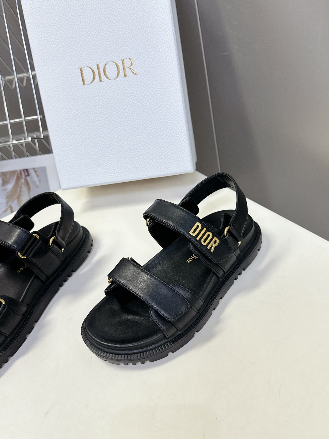  Dior迪奥春夏最新款魔术贴凉鞋、超多明星网红种草、夏天必备 经典的版型设计➕上迪奥LOGO五金点缀、