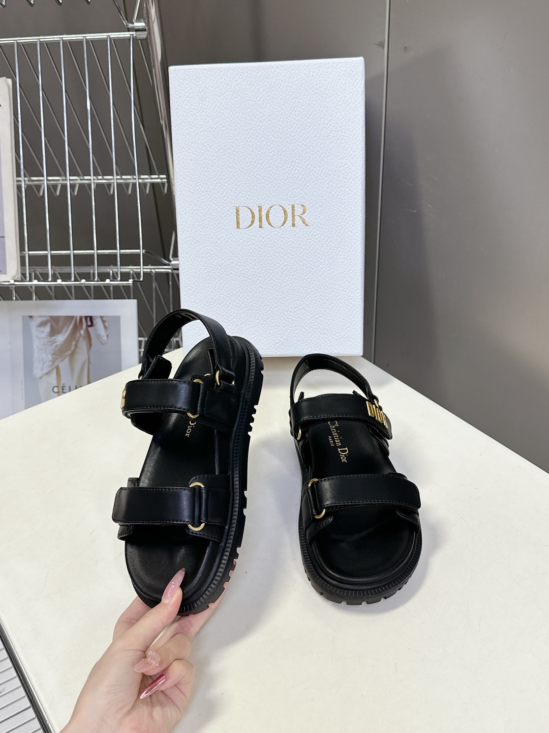  Dior迪奥春夏最新款魔术贴凉鞋、超多明星网红种草、夏天必备 经典的版型设计➕上迪奥LOGO五金点缀、
