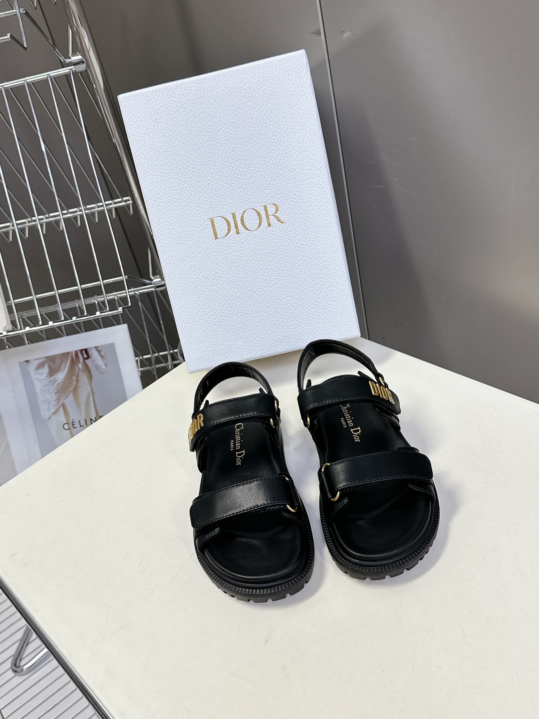  Dior迪奥春夏最新款魔术贴凉鞋、超多明星网红种草、夏天必备 经典的版型设计➕上迪奥LOGO五金点缀、