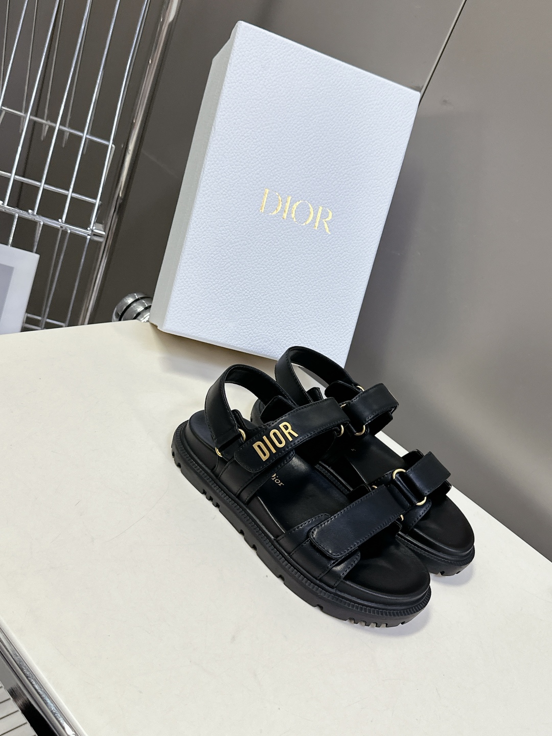  Dior迪奥春夏最新款魔术贴凉鞋、超多明星网红种草、夏天必备 经典的版型设计➕上迪奥LOGO五金点缀、
