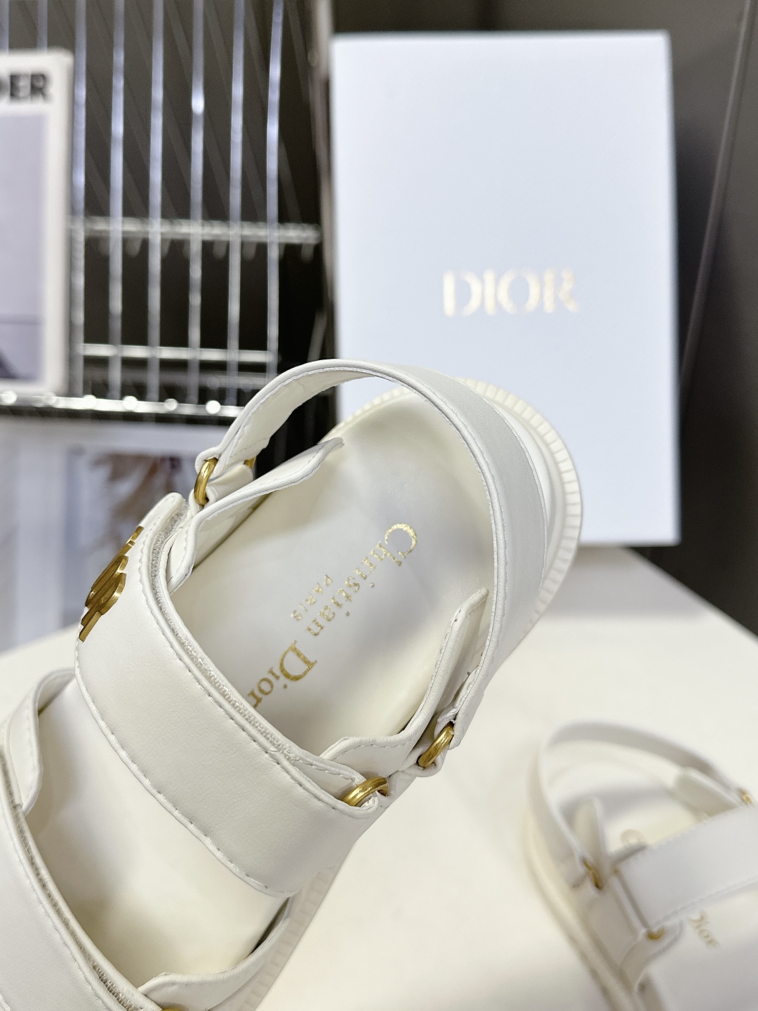  Dior迪奥春夏最新款魔术贴凉鞋、超多明星网红种草、夏天必备 经典的版型设计➕上迪奥LOGO五金点缀、