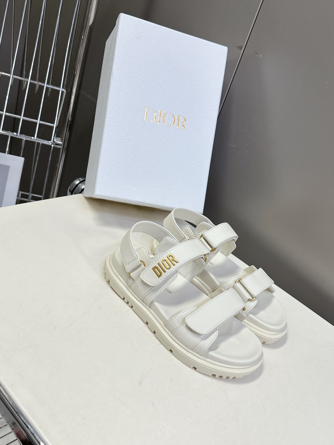  Dior迪奥春夏最新款魔术贴凉鞋、超多明星网红种草、夏天必备 经典的版型设计➕上迪奥LOGO五金点缀、