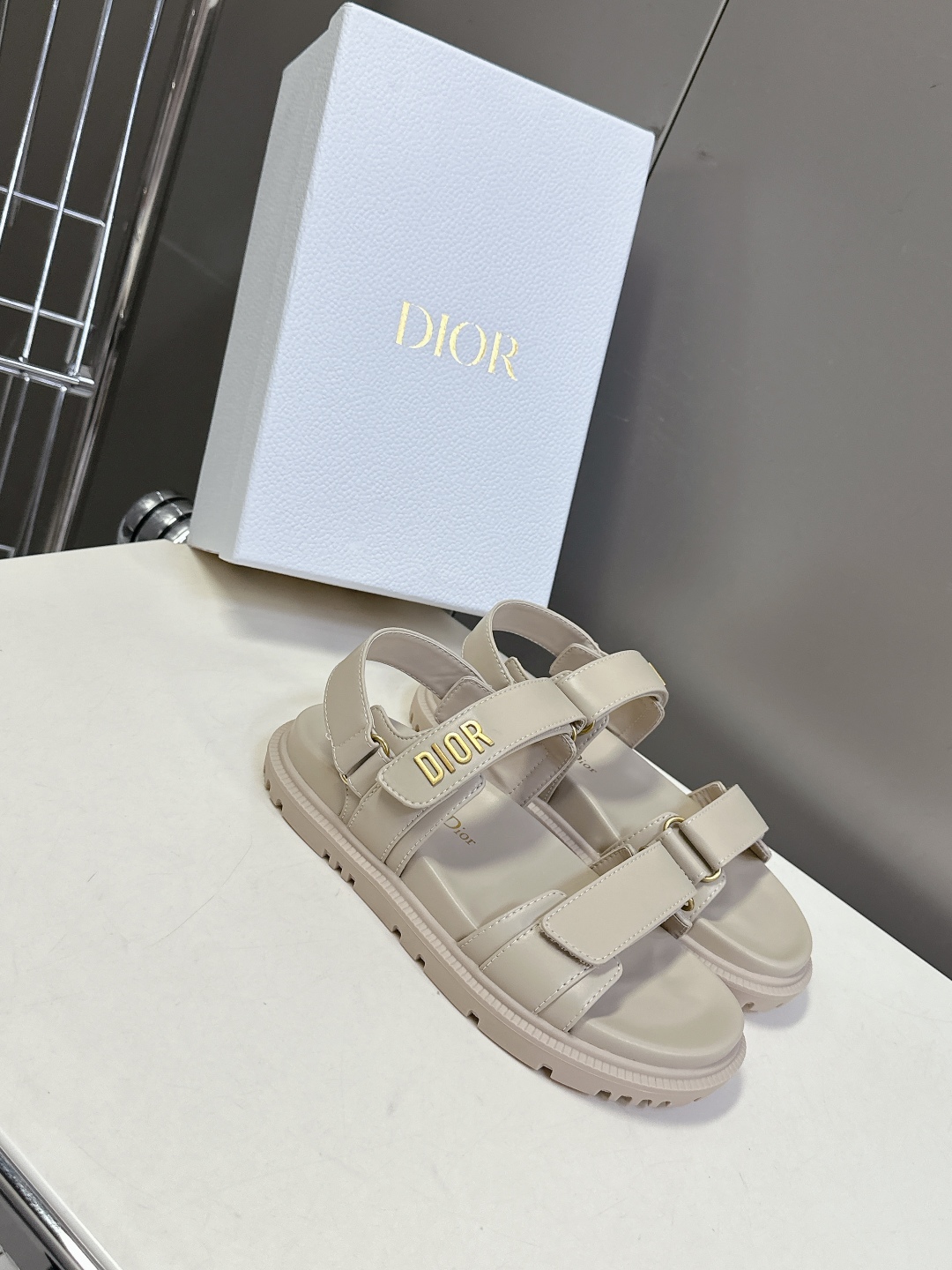  Dior迪奥春夏最新款魔术贴凉鞋、超多明星网红种草、夏天必备 经典的版型设计➕上迪奥LOGO五金点缀、