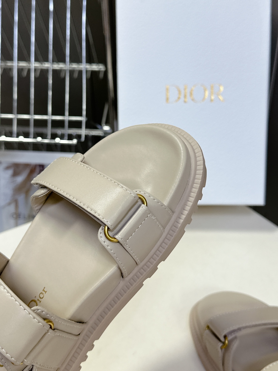  Dior迪奥春夏最新款魔术贴凉鞋、超多明星网红种草、夏天必备 经典的版型设计➕上迪奥LOGO五金点缀、
