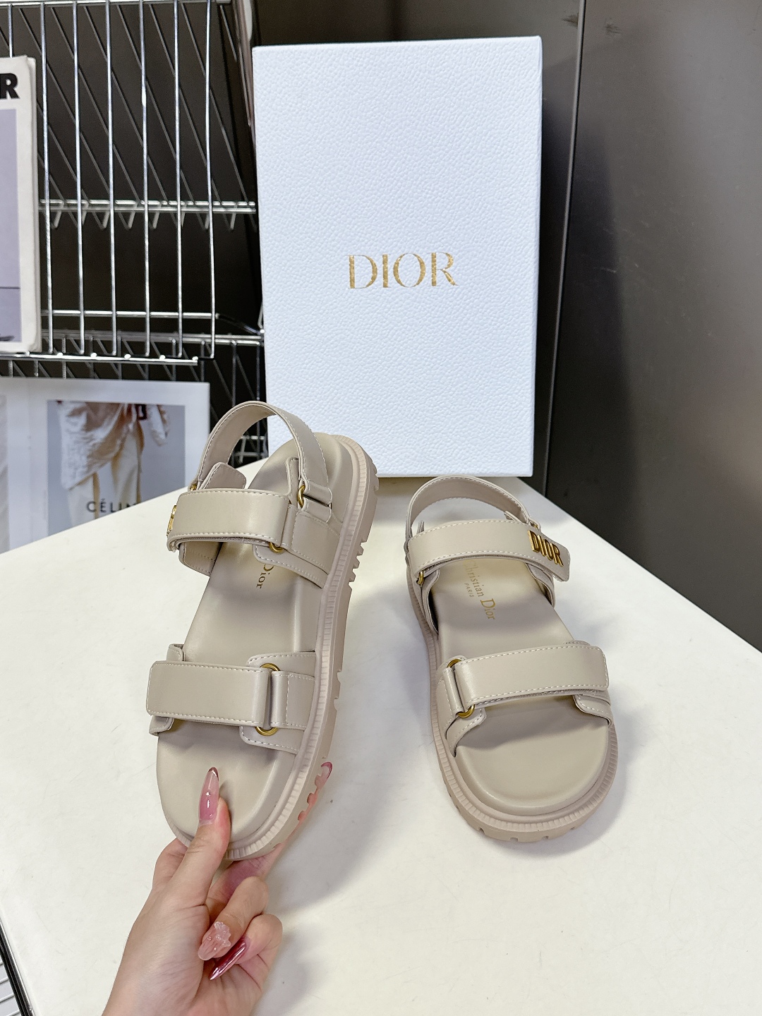  Dior迪奥春夏最新款魔术贴凉鞋、超多明星网红种草、夏天必备 经典的版型设计➕上迪奥LOGO五金点缀、