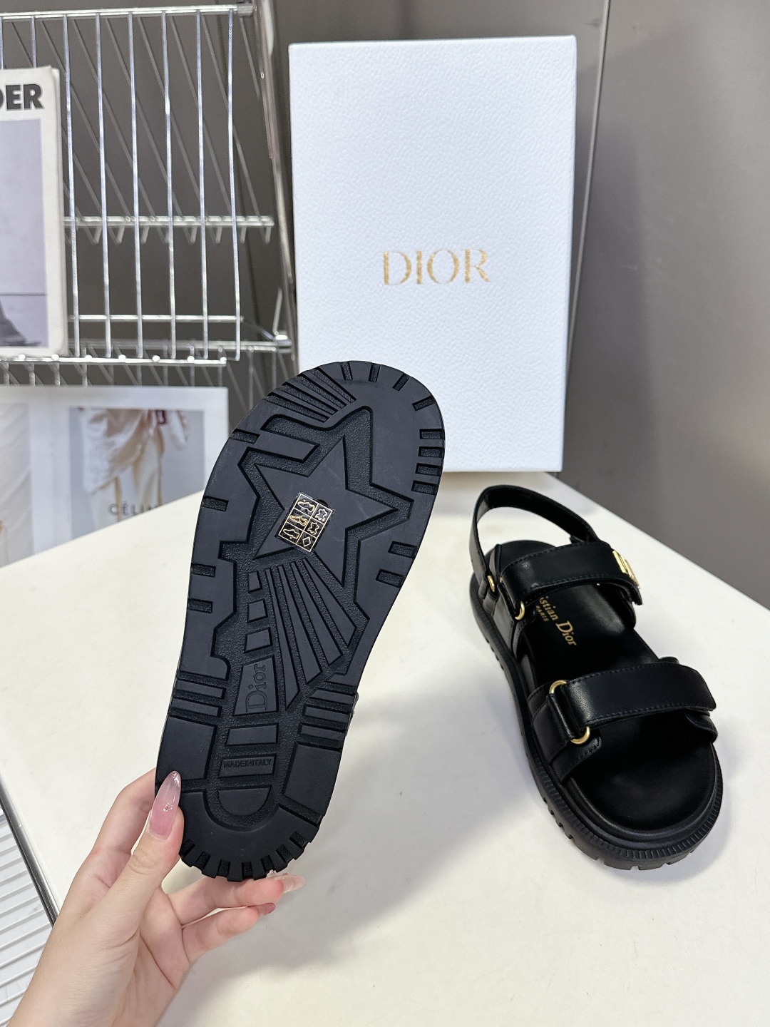  Dior迪奥春夏最新款魔术贴凉鞋、超多明星网红种草、夏天必备 经典的版型设计➕上迪奥LOGO五金点缀、
