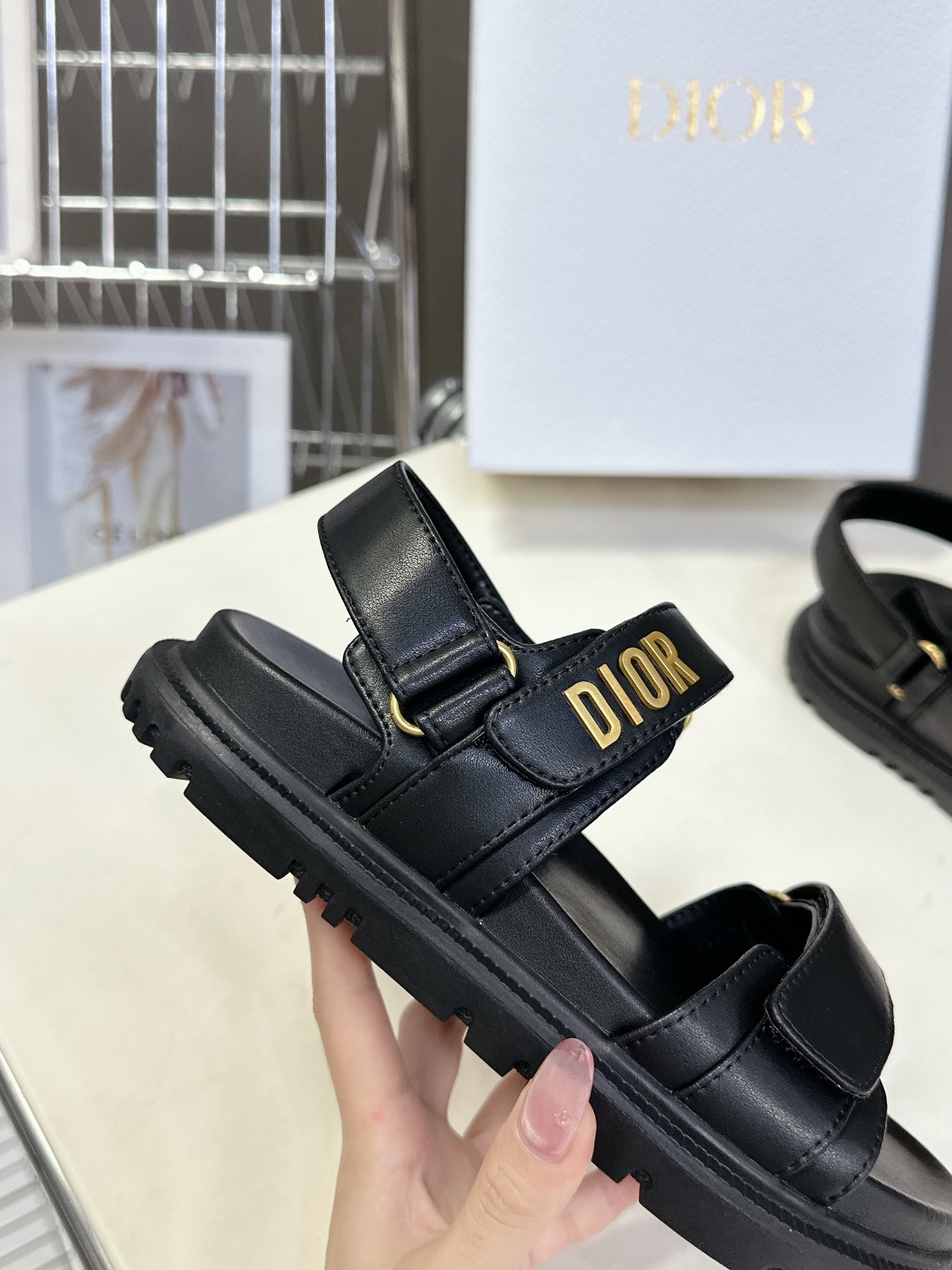  Dior迪奥春夏最新款魔术贴凉鞋、超多明星网红种草、夏天必备 经典的版型设计➕上迪奥LOGO五金点缀、