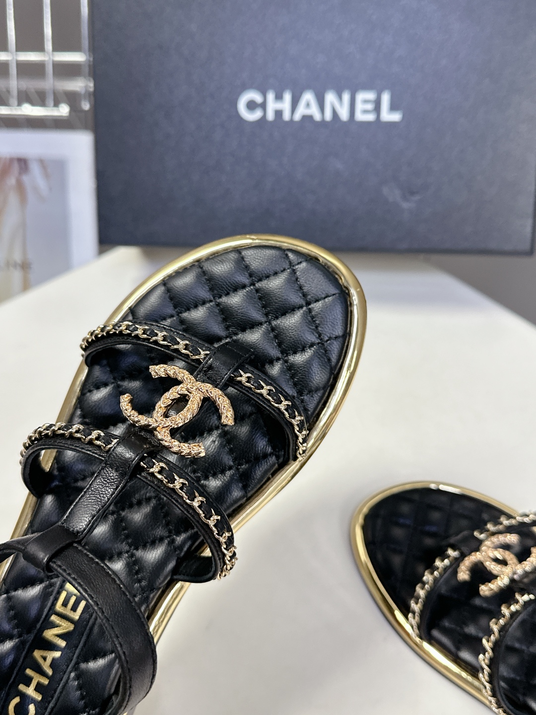  Chanel香奈儿春夏新款链条凉鞋
     超多网红时尚博主种草 夏天必备 女神系列 拥有香家特色优
