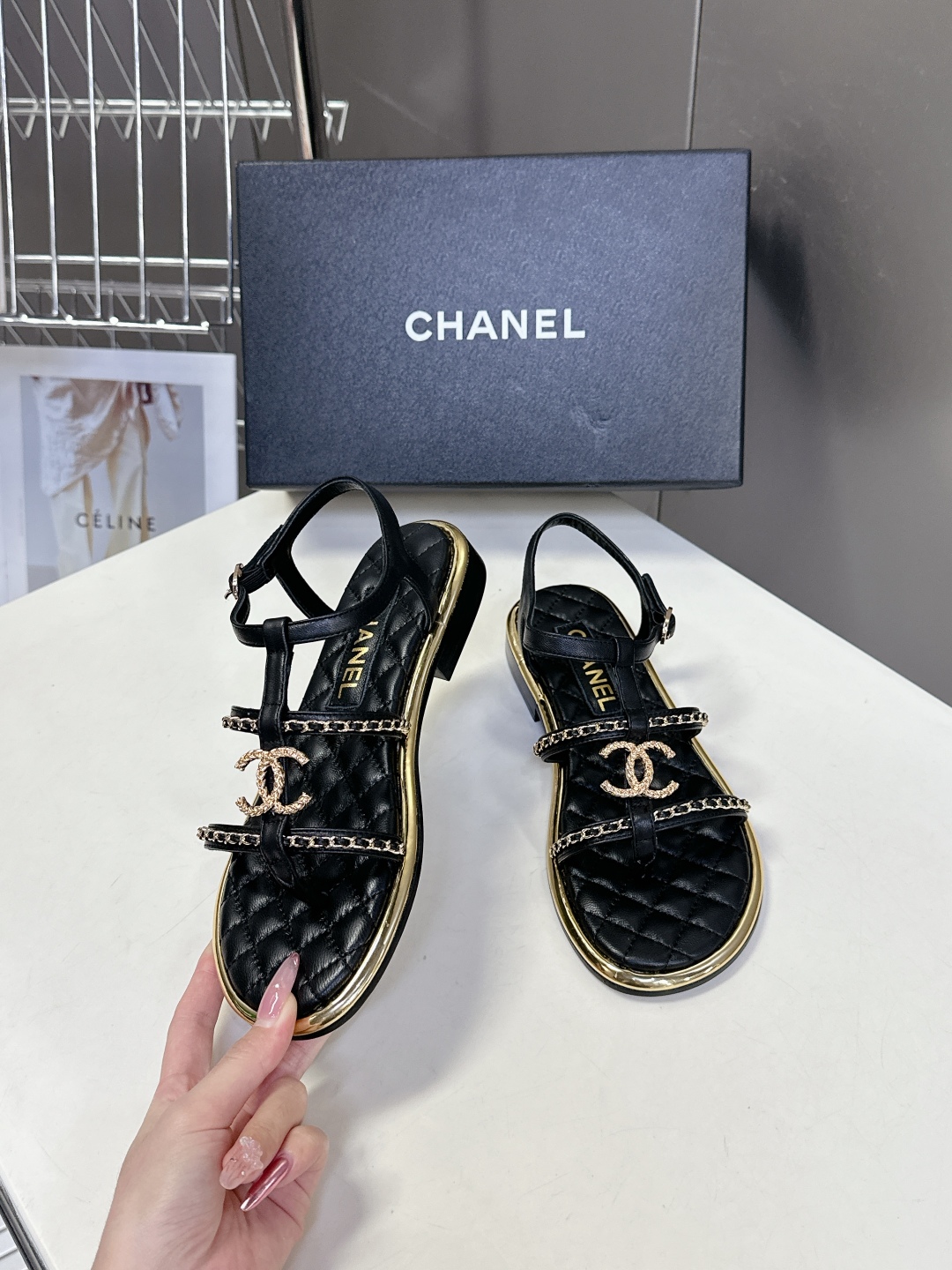  Chanel香奈儿春夏新款链条凉鞋
     超多网红时尚博主种草 夏天必备 女神系列 拥有香家特色优