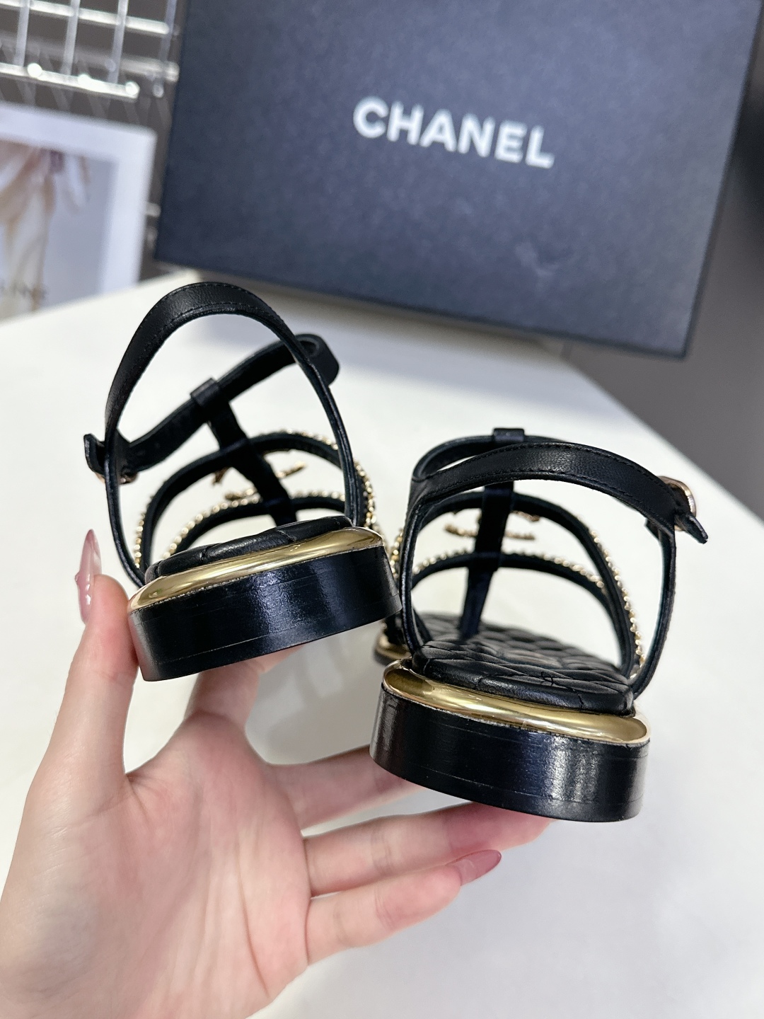  Chanel香奈儿春夏新款链条凉鞋
     超多网红时尚博主种草 夏天必备 女神系列 拥有香家特色优