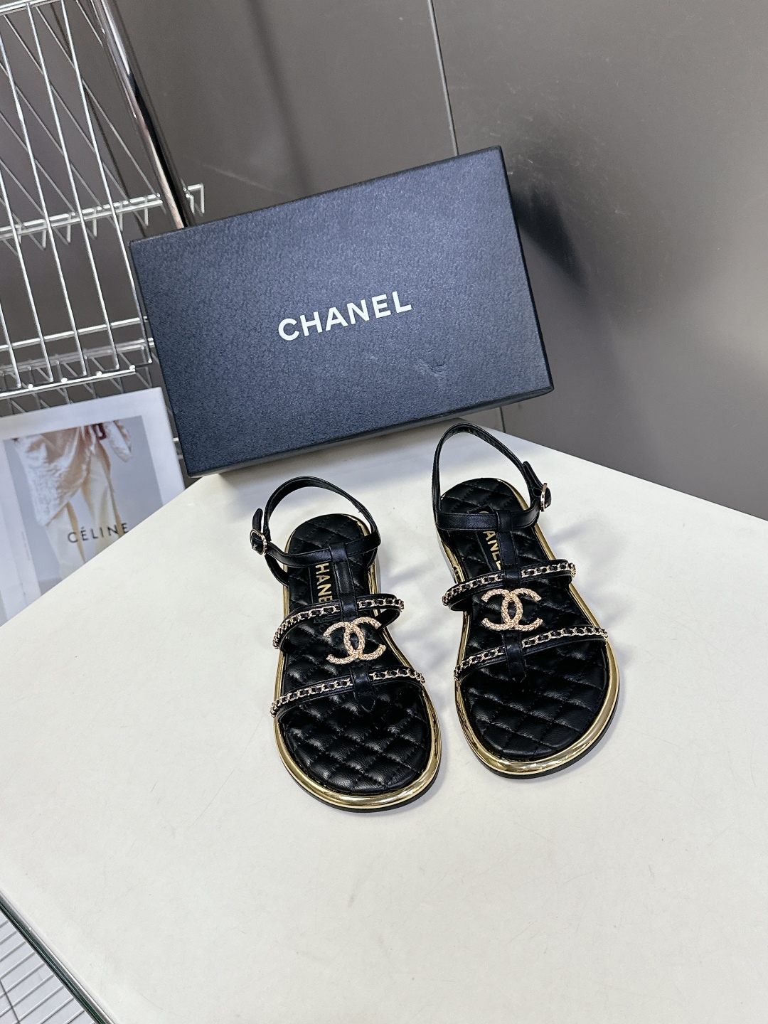  Chanel香奈儿春夏新款链条凉鞋
     超多网红时尚博主种草 夏天必备 女神系列 拥有香家特色优