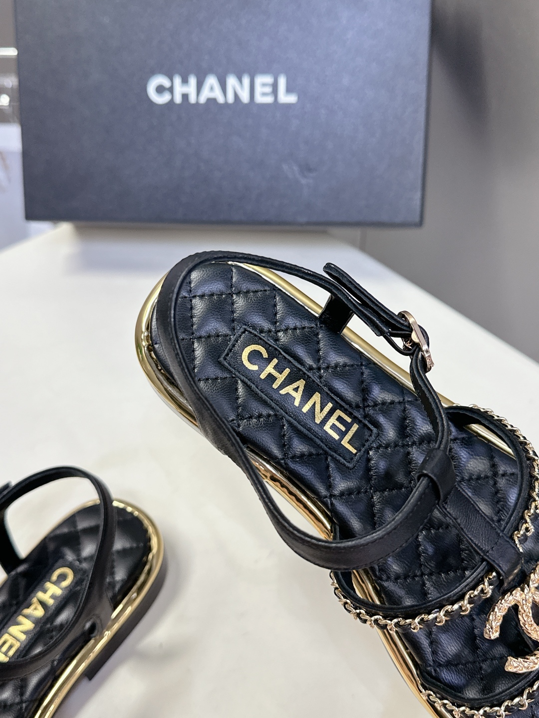  Chanel香奈儿春夏新款链条凉鞋
     超多网红时尚博主种草 夏天必备 女神系列 拥有香家特色优