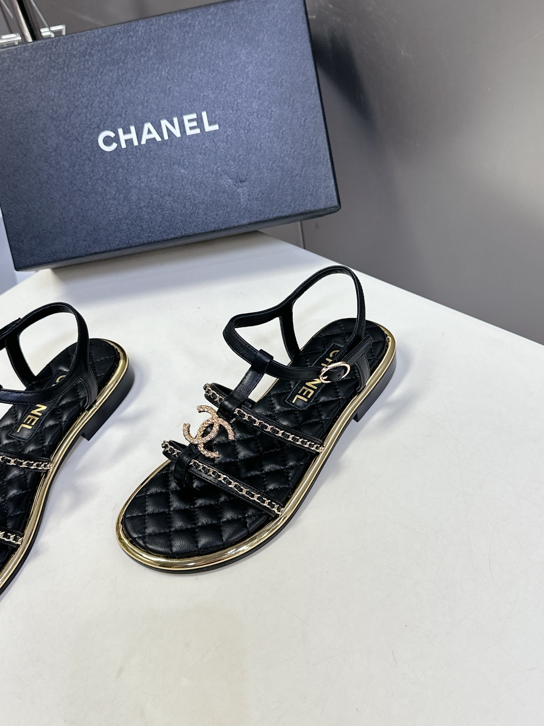  Chanel香奈儿春夏新款链条凉鞋
     超多网红时尚博主种草 夏天必备 女神系列 拥有香家特色优