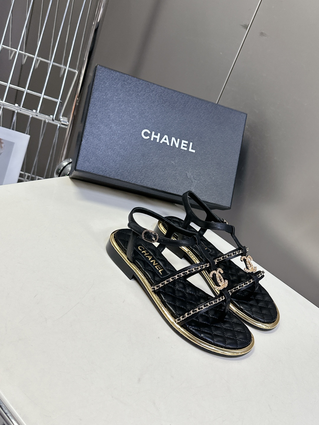  Chanel香奈儿春夏新款链条凉鞋
     超多网红时尚博主种草 夏天必备 女神系列 拥有香家特色优