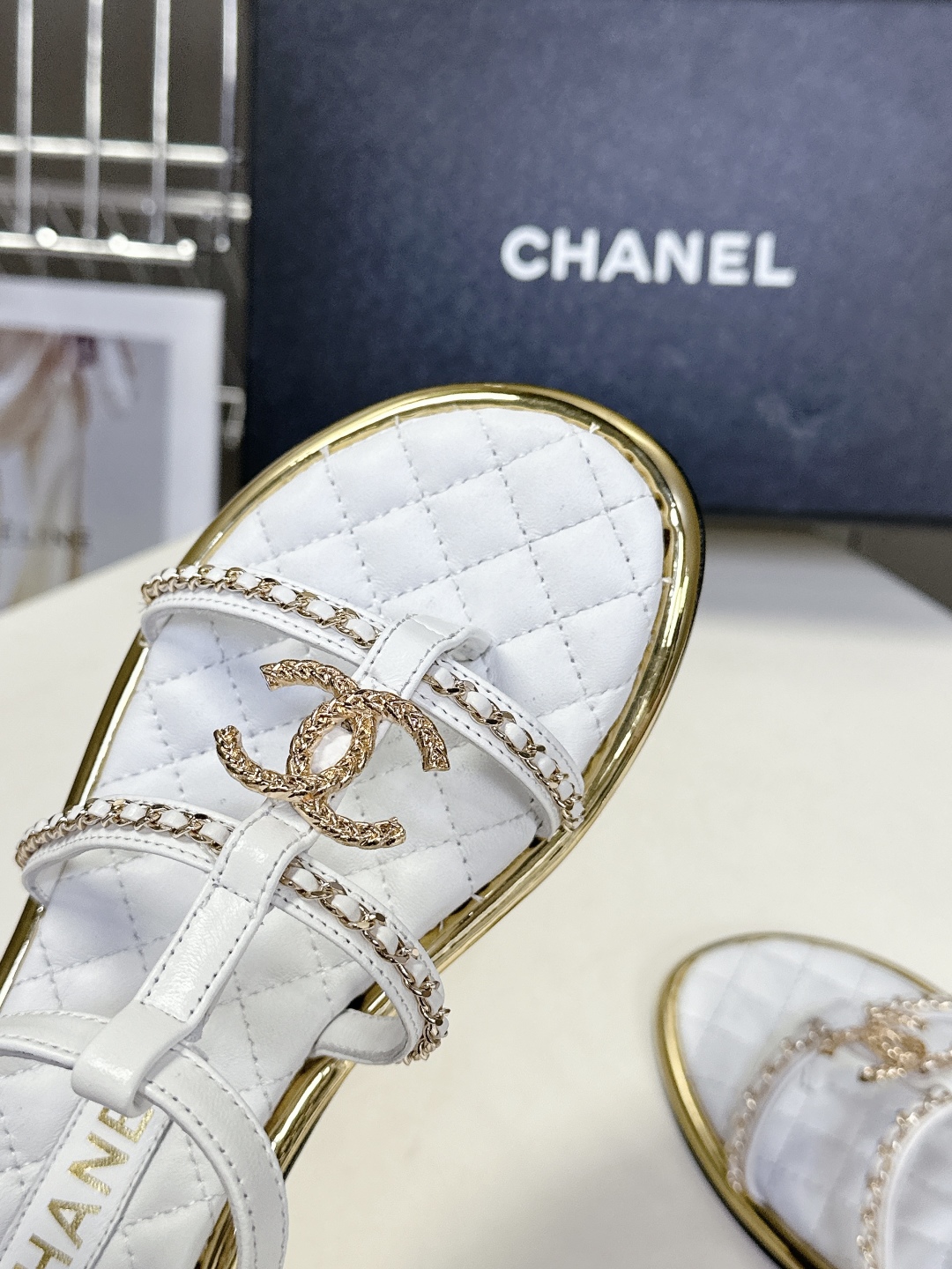  Chanel香奈儿春夏新款链条凉鞋
     超多网红时尚博主种草 夏天必备 女神系列 拥有香家特色优